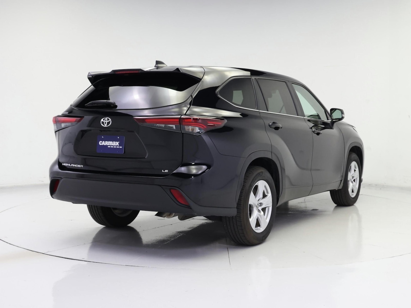 2025 Toyota Highlander LE - Photo 9