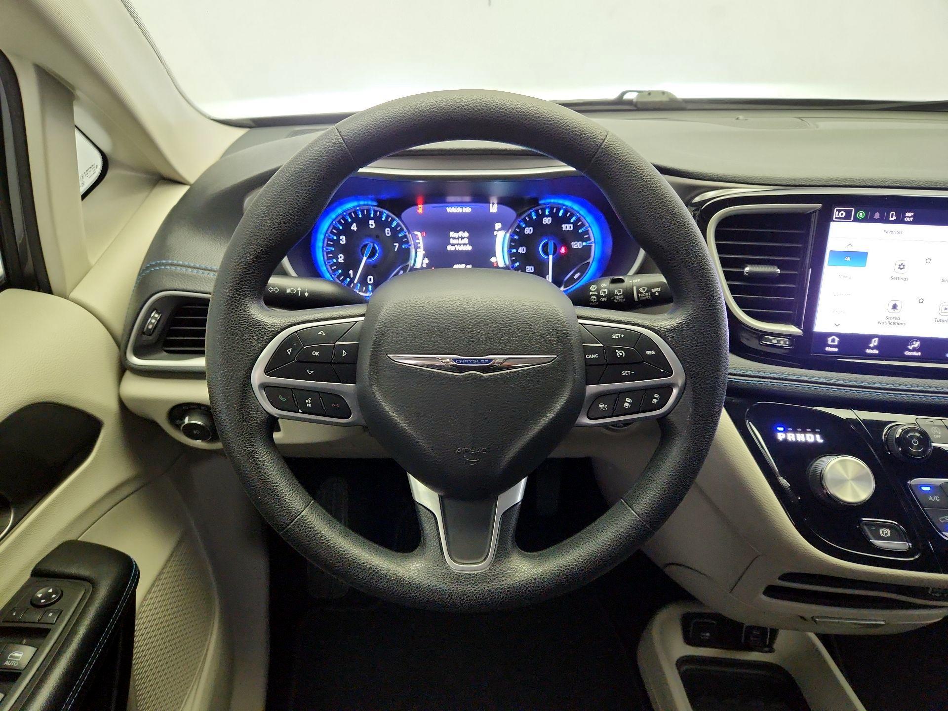 Thumbnail: 2021 Chrysler Pacifica - 10