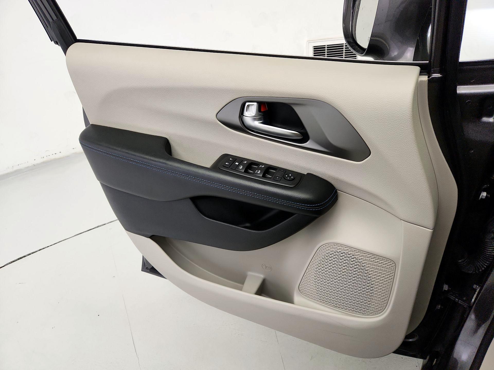 Thumbnail: 2021 Chrysler Pacifica - 12