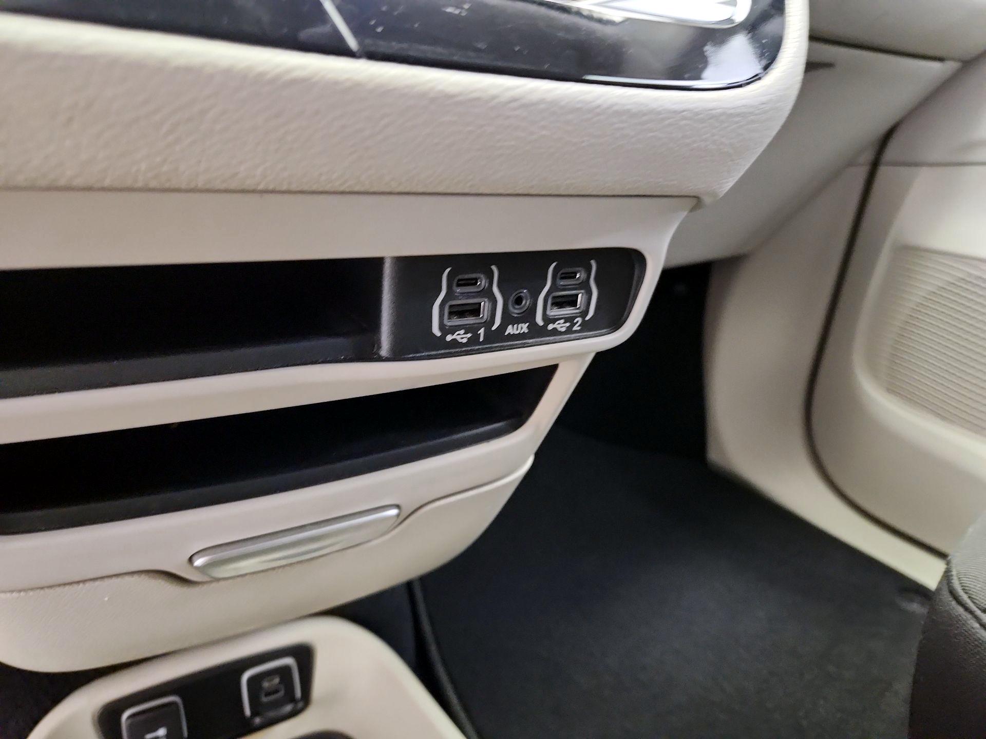 Thumbnail: 2021 Chrysler Pacifica - 18