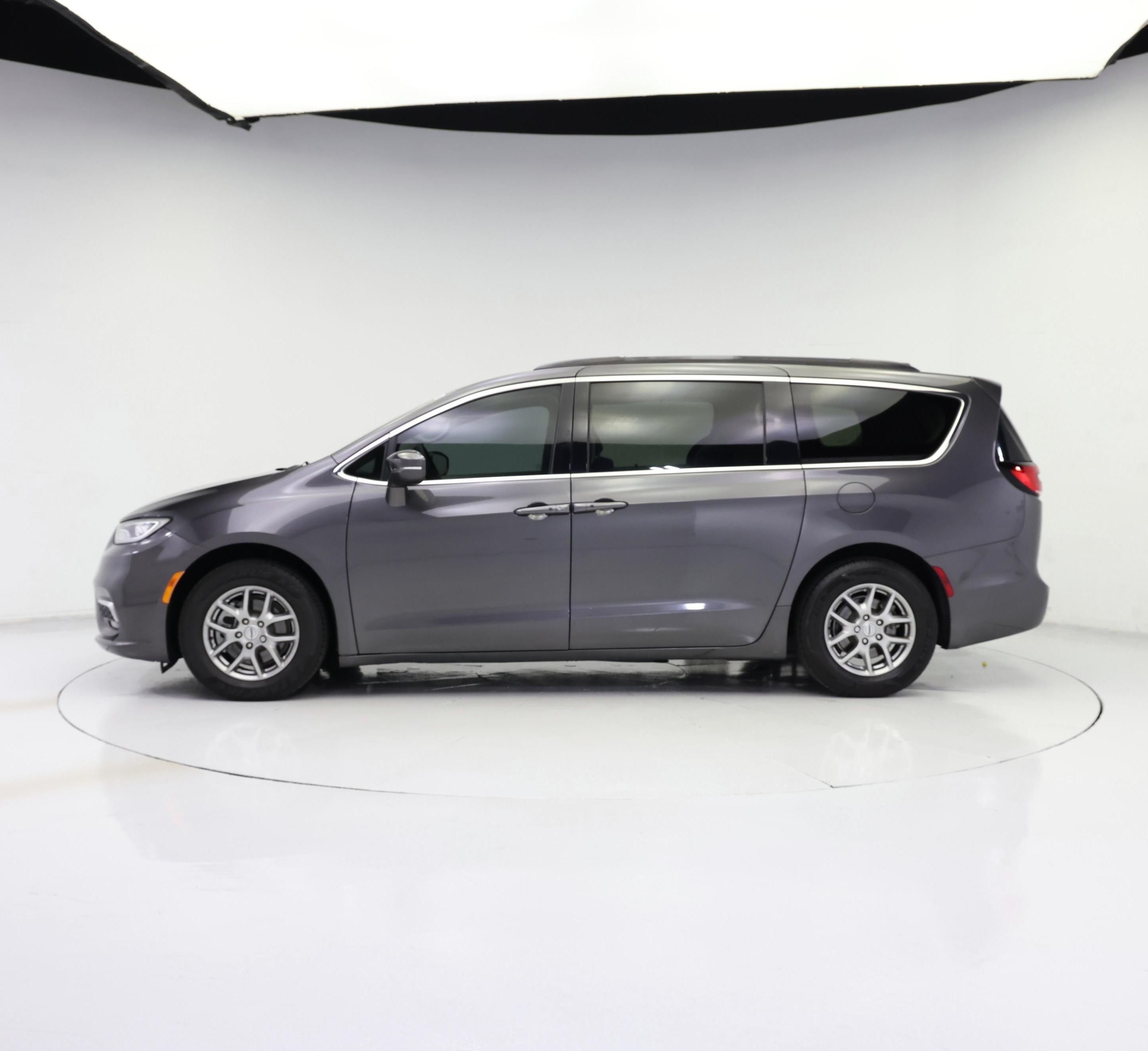 Thumbnail: 2021 Chrysler Pacifica - 3