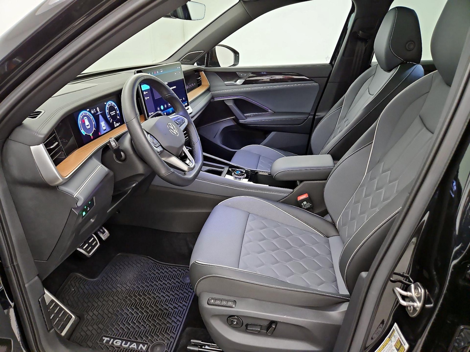 2025 Volkswagen Tiguan SEL R-LINE - Photo 12
