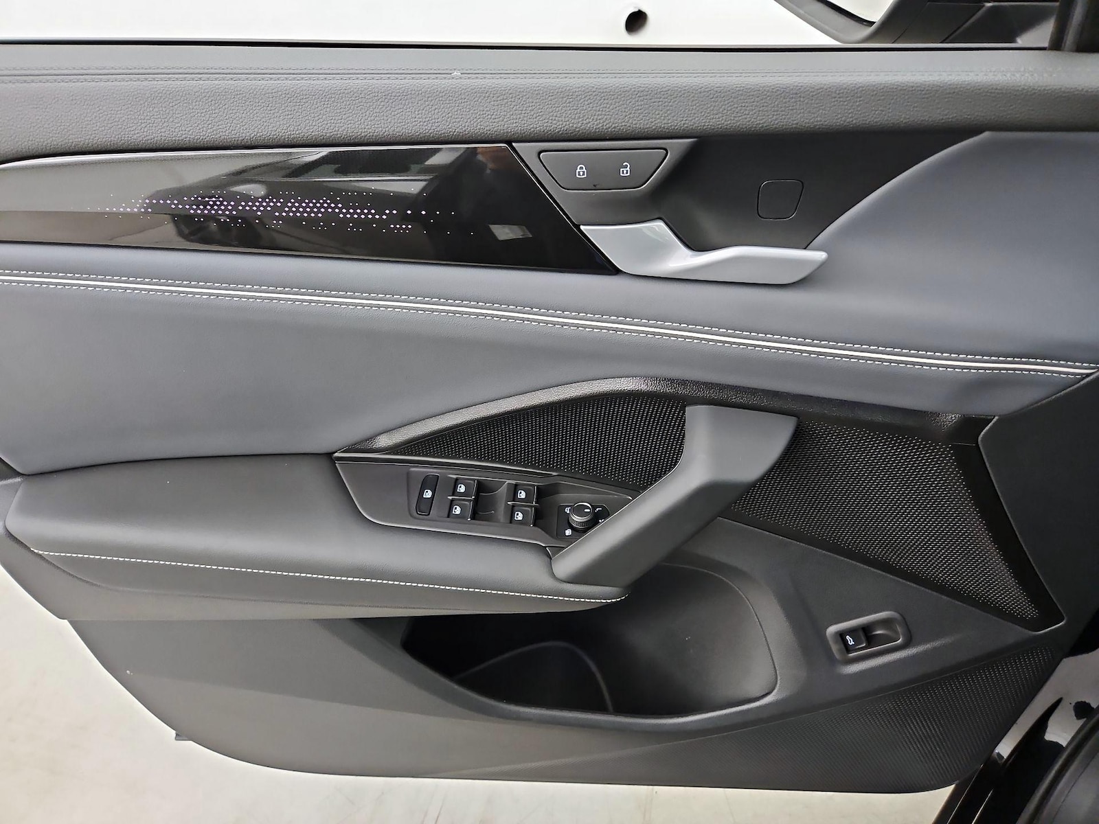 2025 Volkswagen Tiguan SEL R-LINE - Photo 13