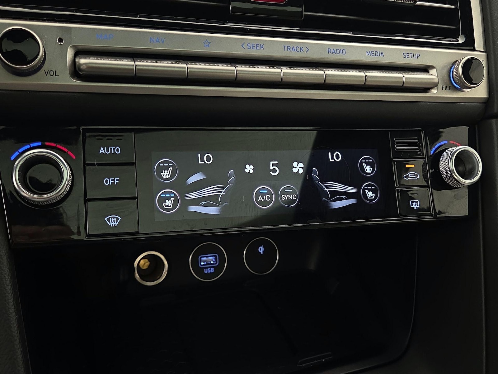 2024 GENESIS G70 Standard - Photo 18