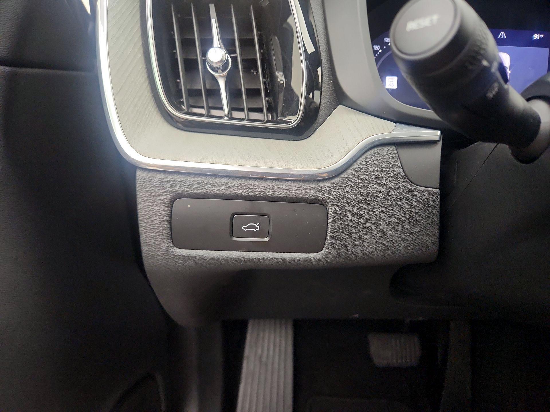 Thumbnail: 2025 Volvo XC60 - 13