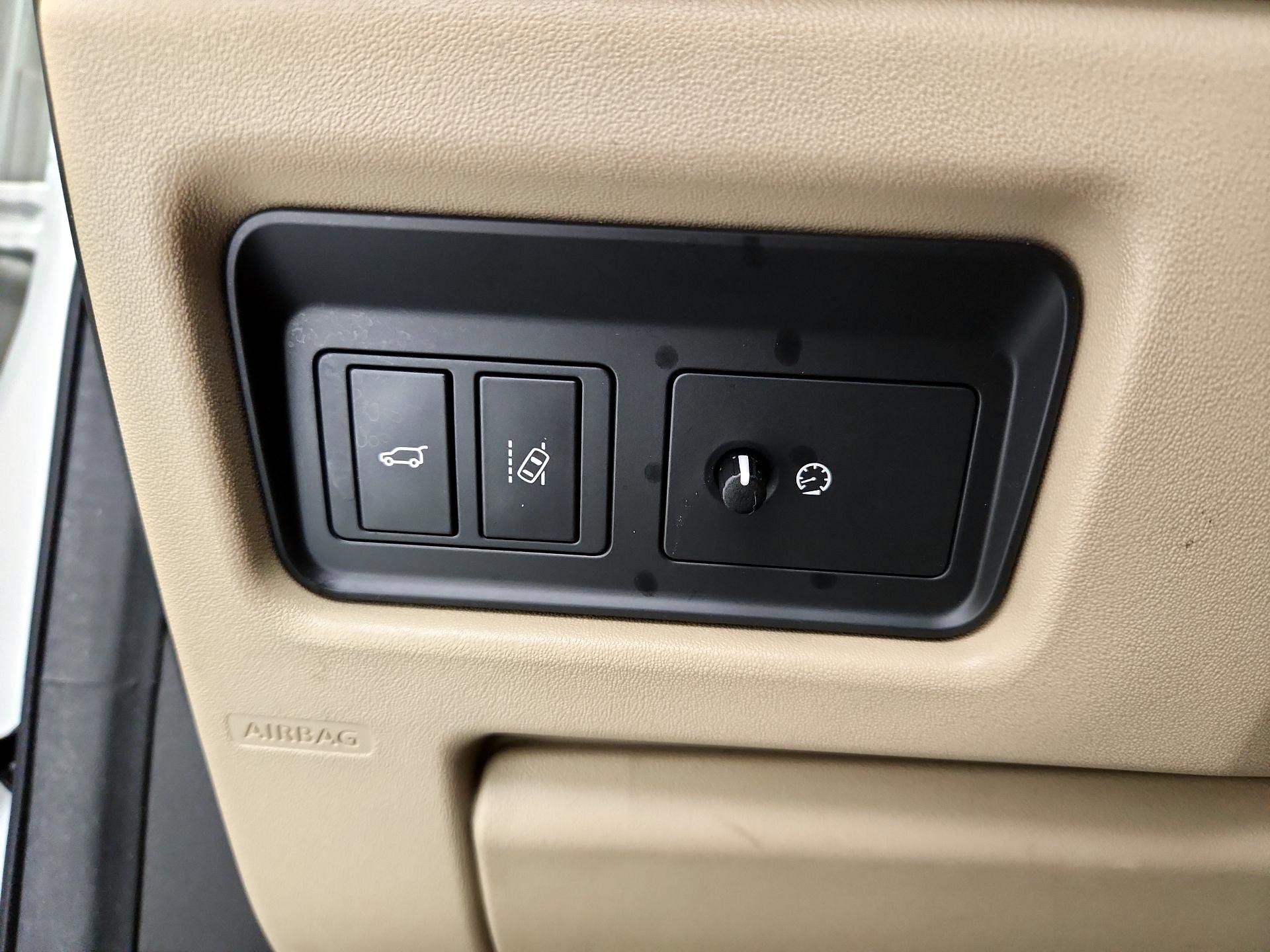 Thumbnail: 2018 Land Rover Discovery Sport - 13