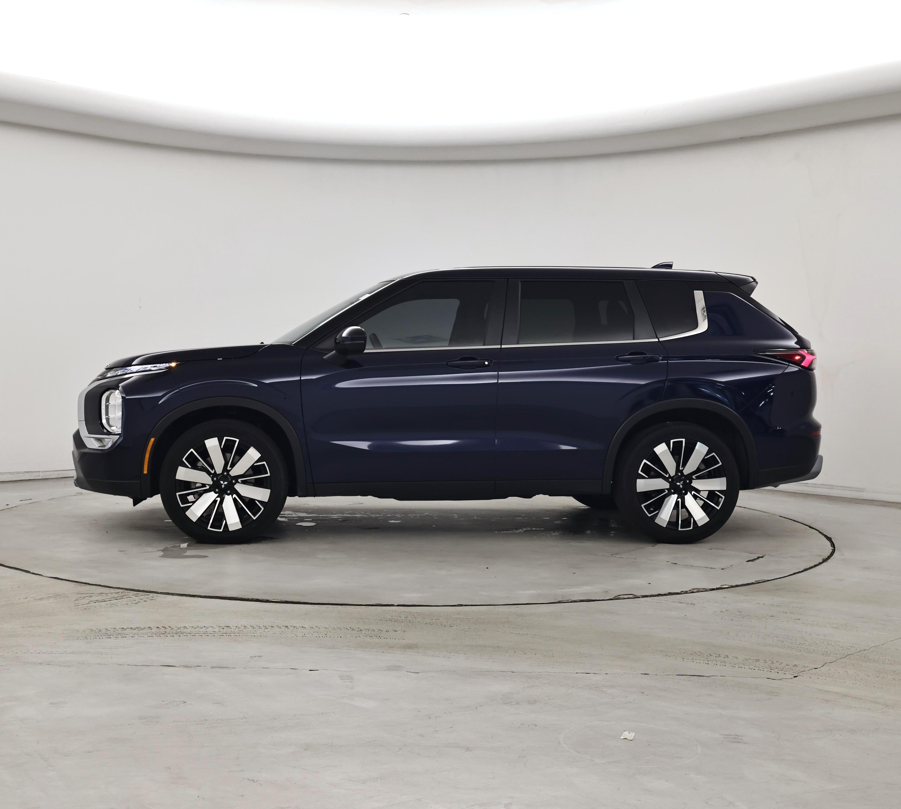 Thumbnail: 2026 Mitsubishi Outlander - 3