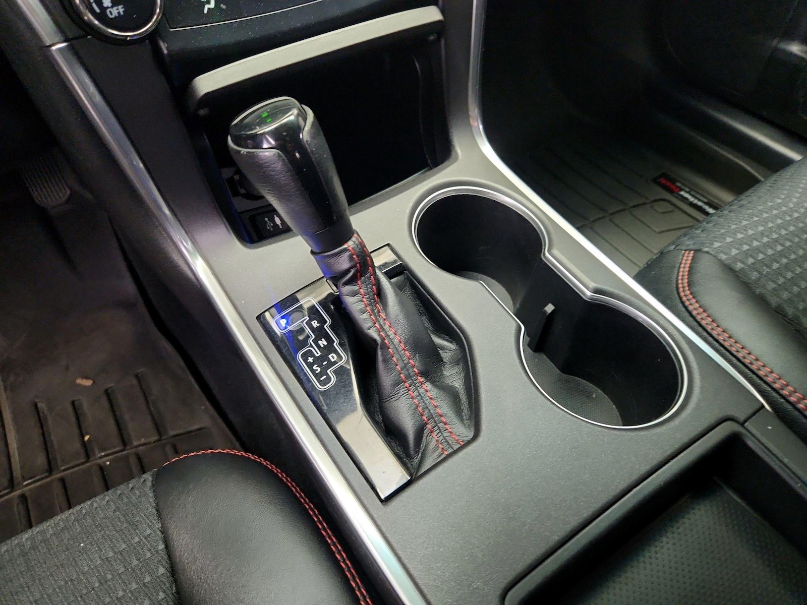 2015 Toyota Camry SE - Photo 18