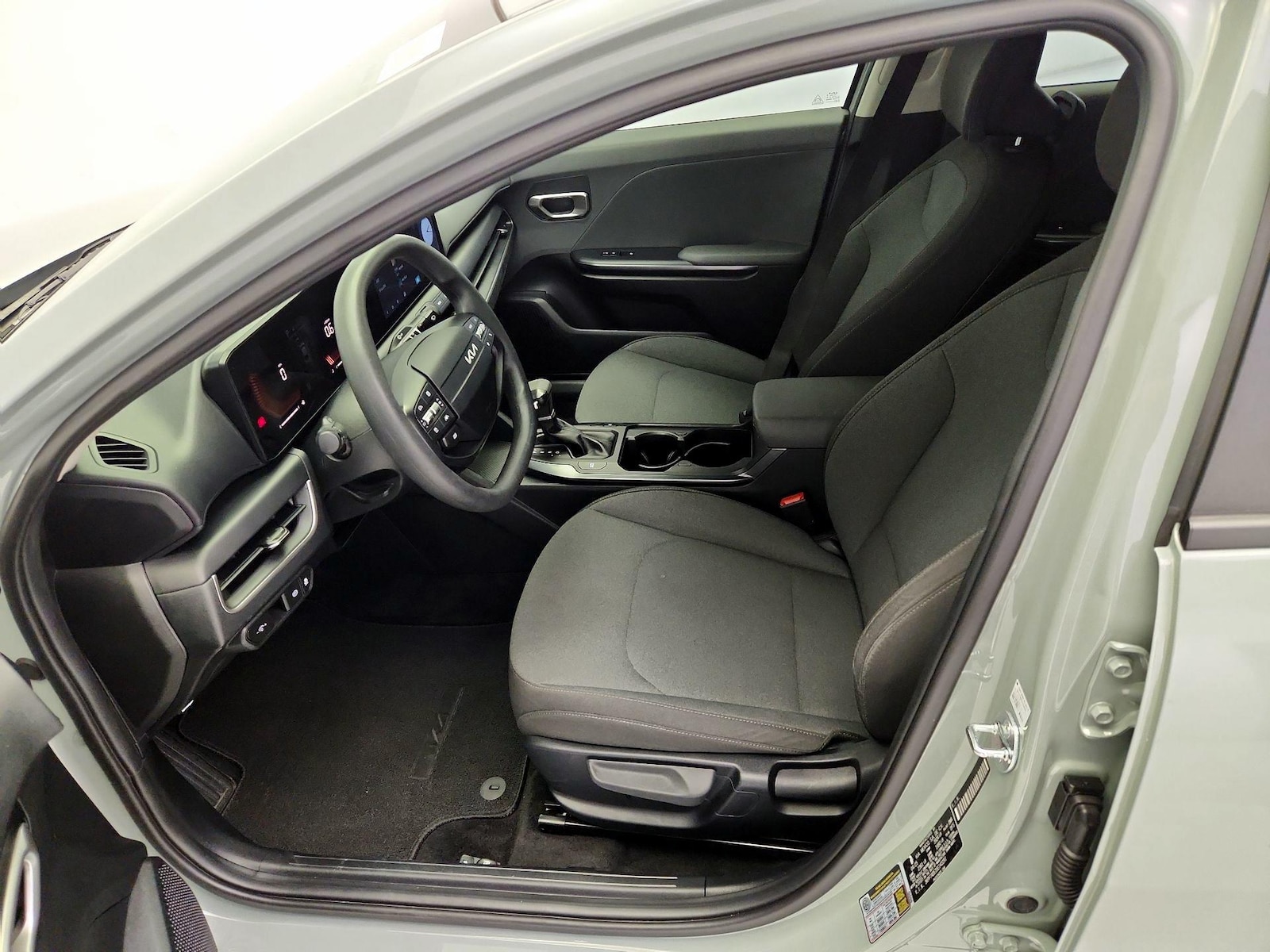 2025 Kia K4 LXS - Photo 12