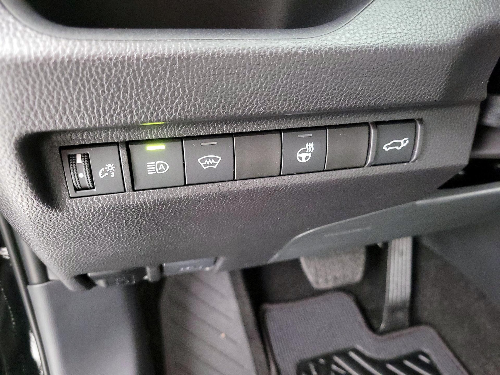 2025 Toyota RAV4 XLE Premium - Photo 14