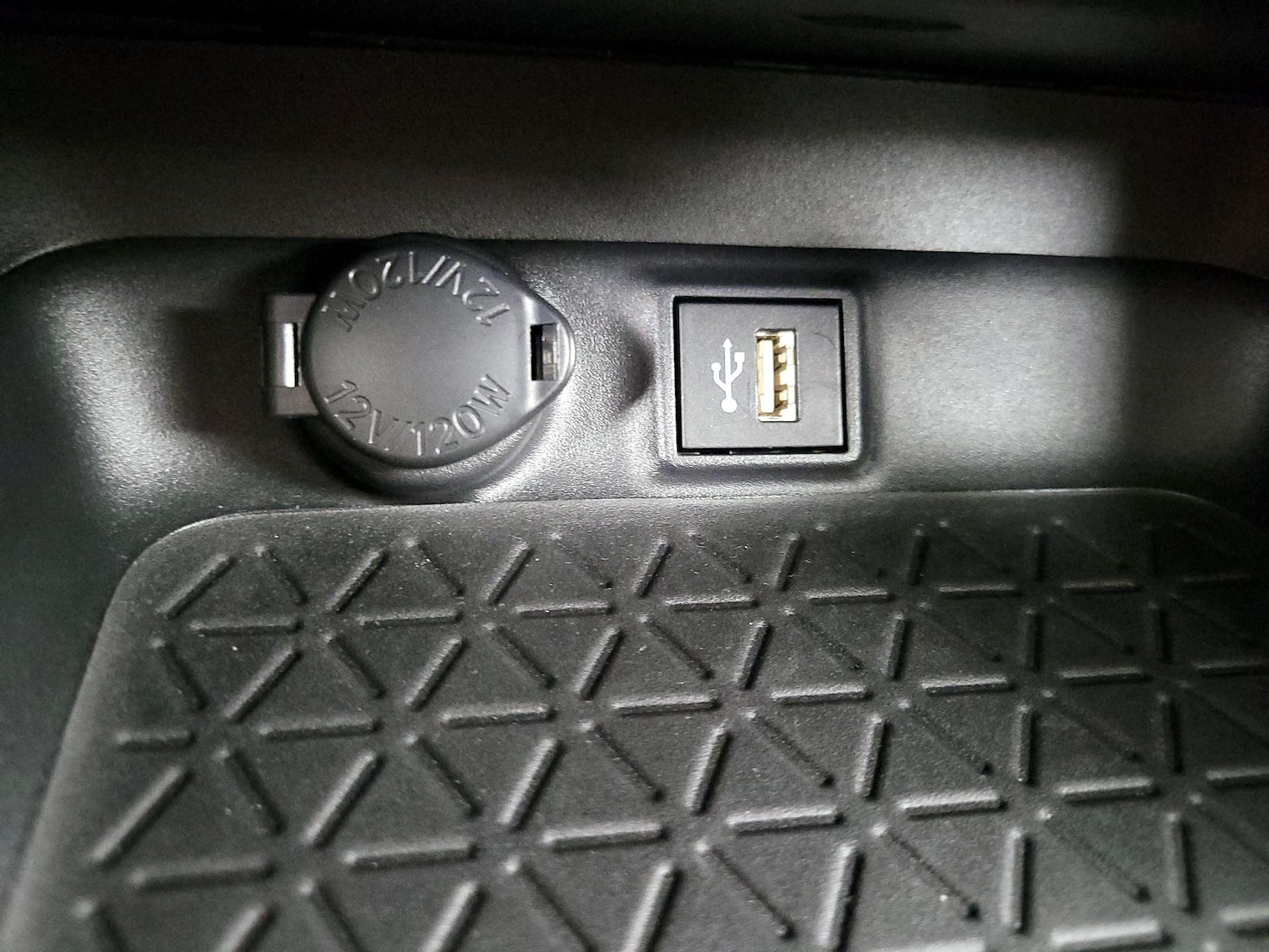2025 Toyota RAV4 XLE Premium - Photo 19