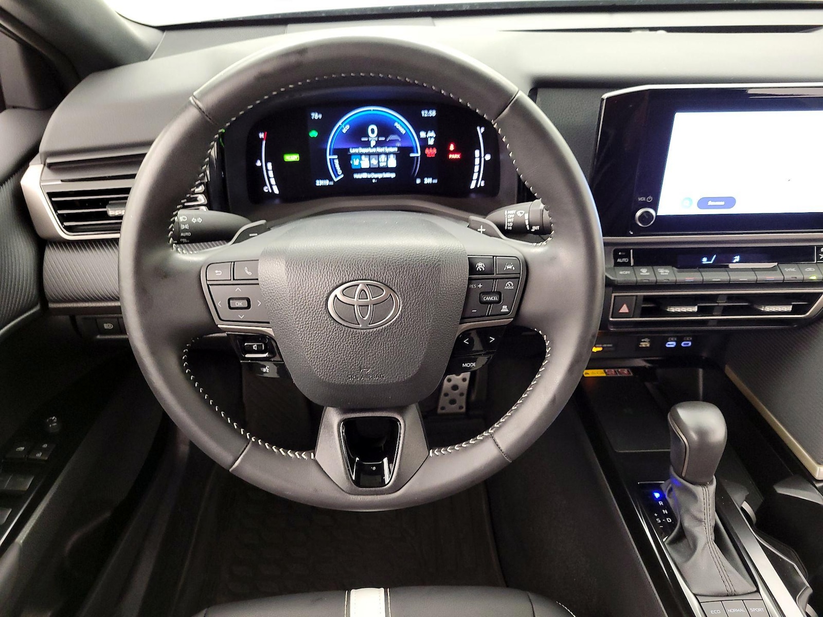 2025 Toyota Camry SE - Photo 11