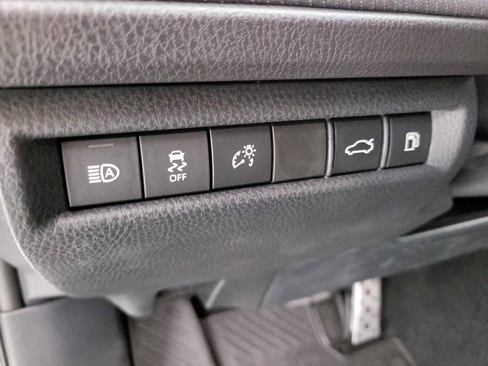 2025 Toyota Camry SE - Photo 14