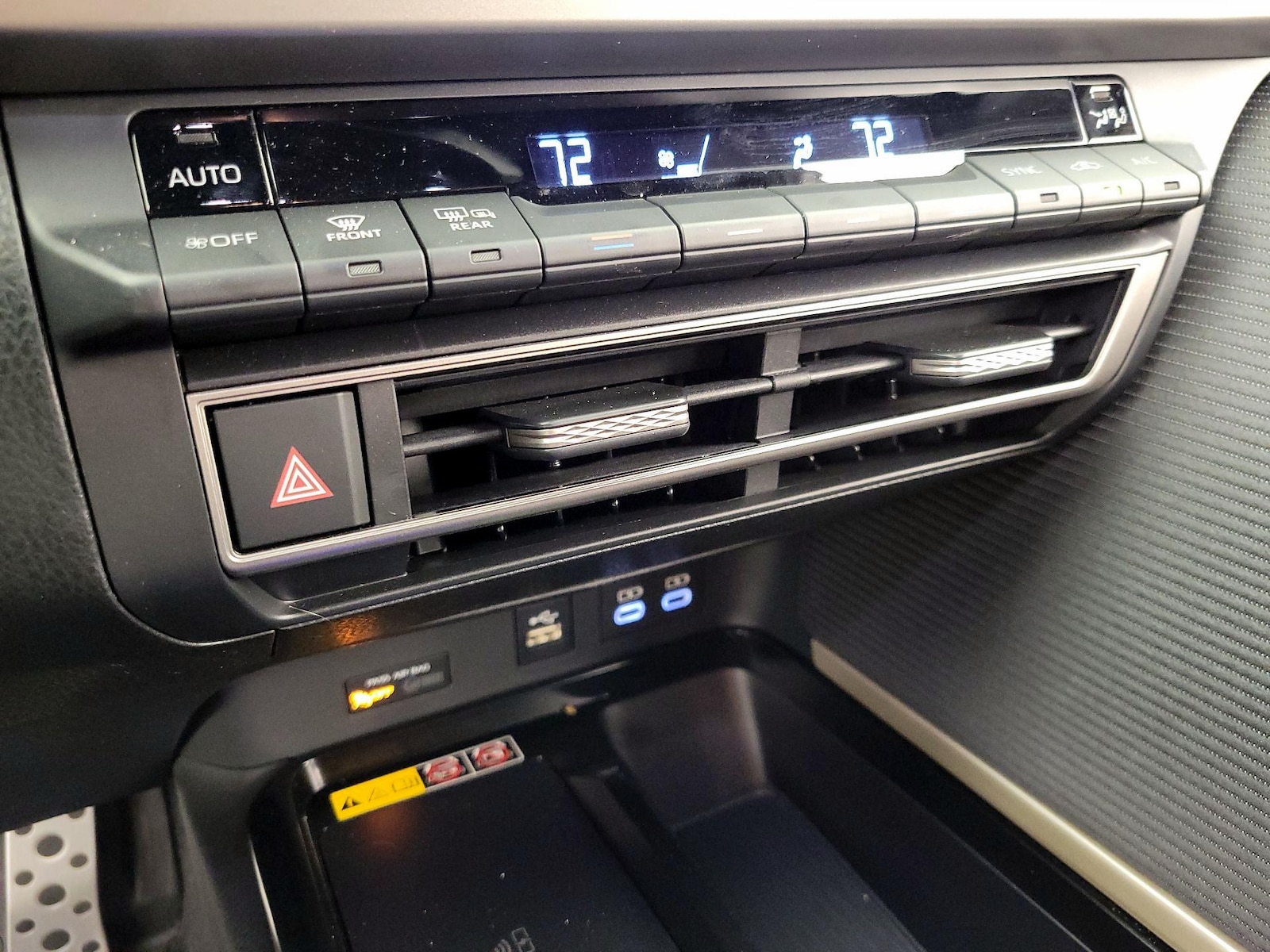 2025 Toyota Camry SE - Photo 17