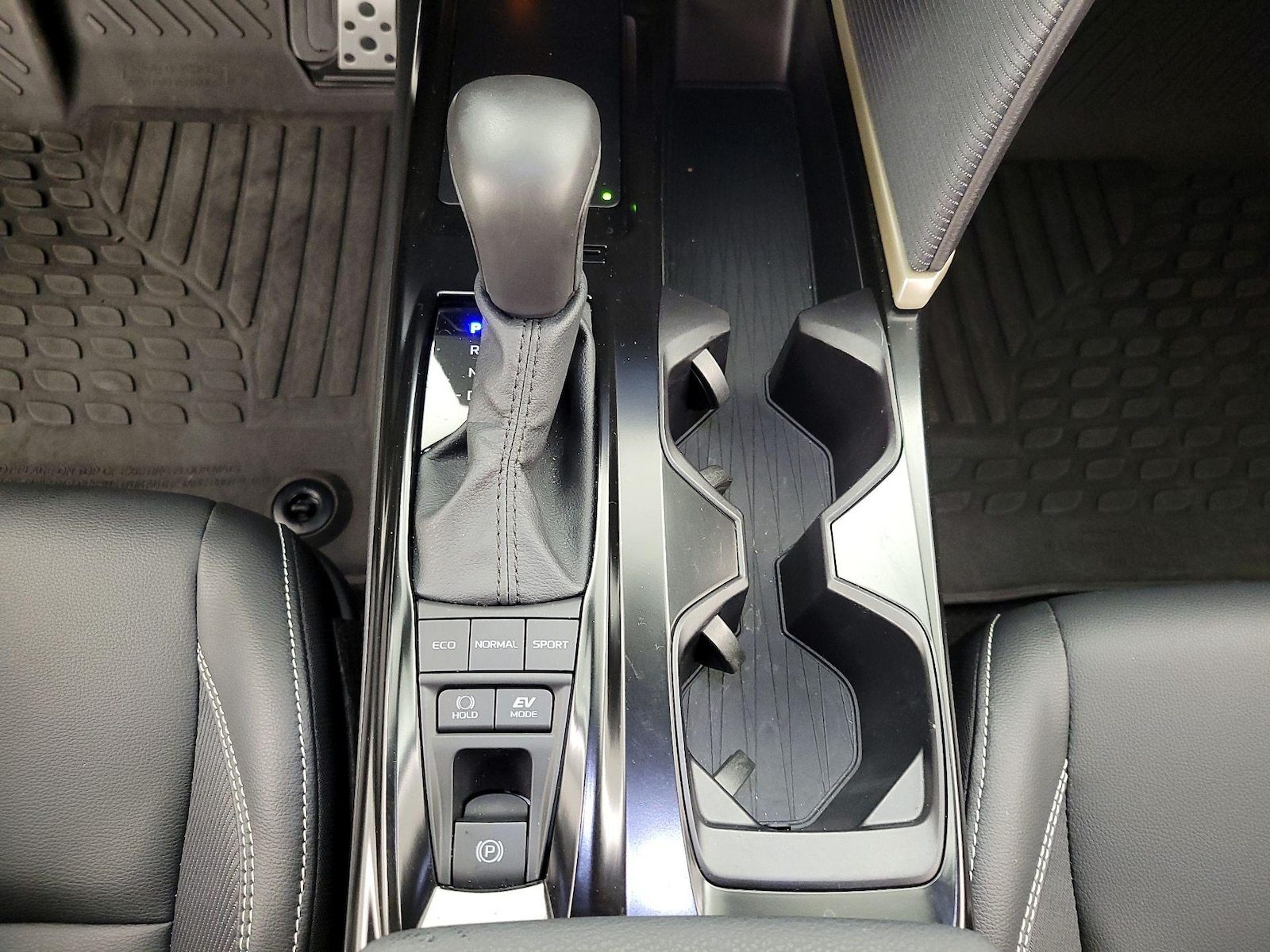 2025 Toyota Camry SE - Photo 18