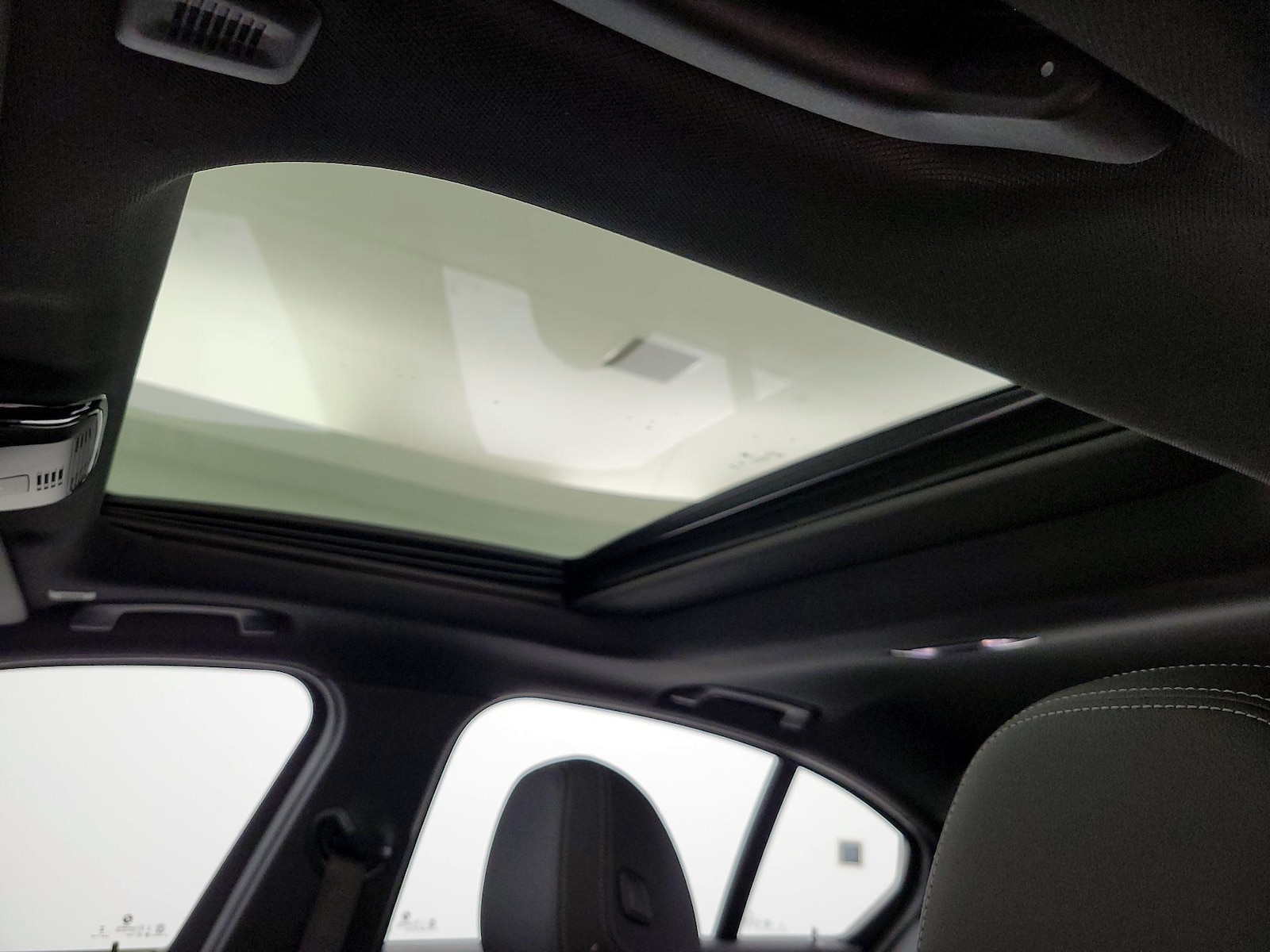 Sunroof(s) & Overhead Airbags