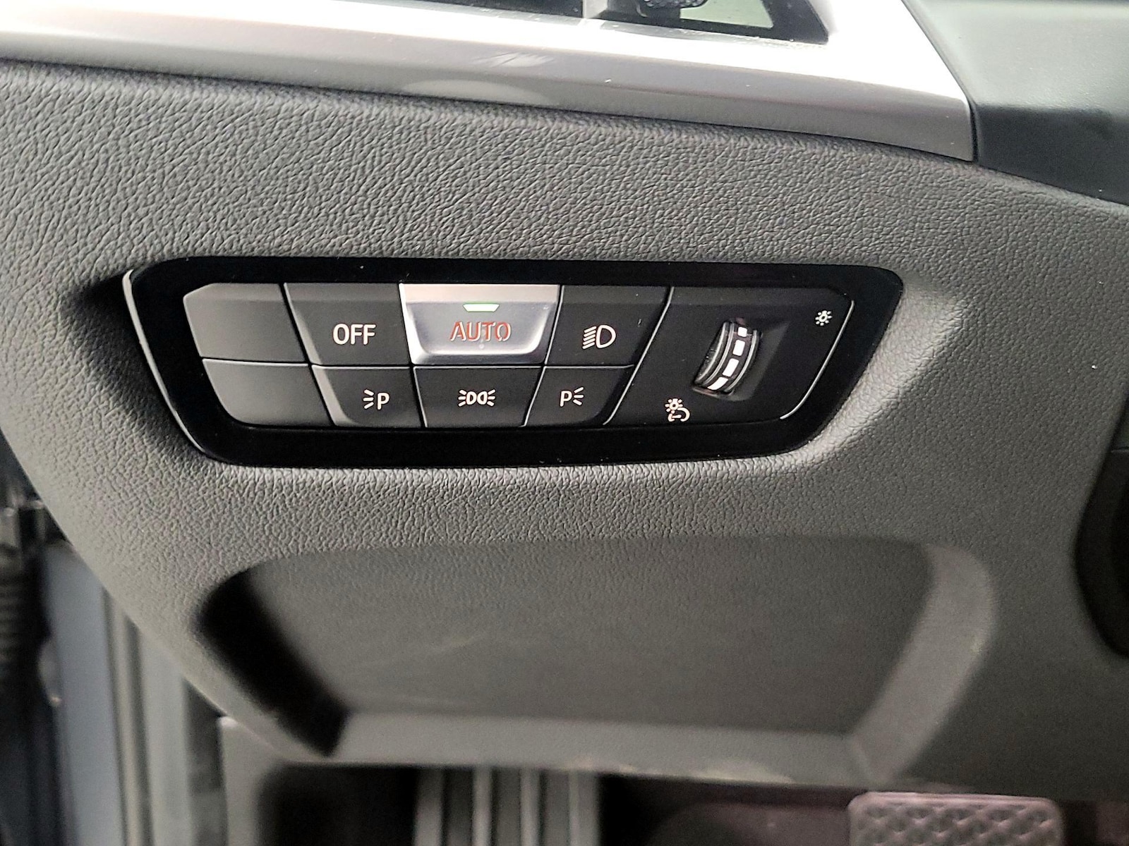 2025 BMW 3 Series 330i - Photo 14