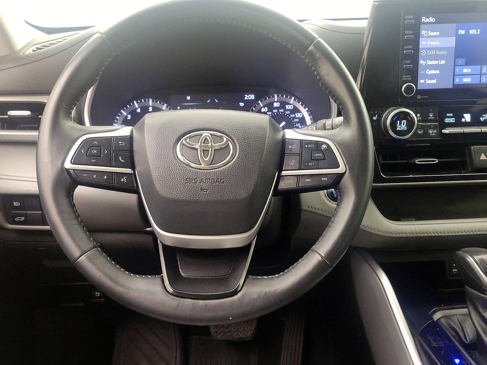 2022 Toyota Highlander XLE - Photo 11