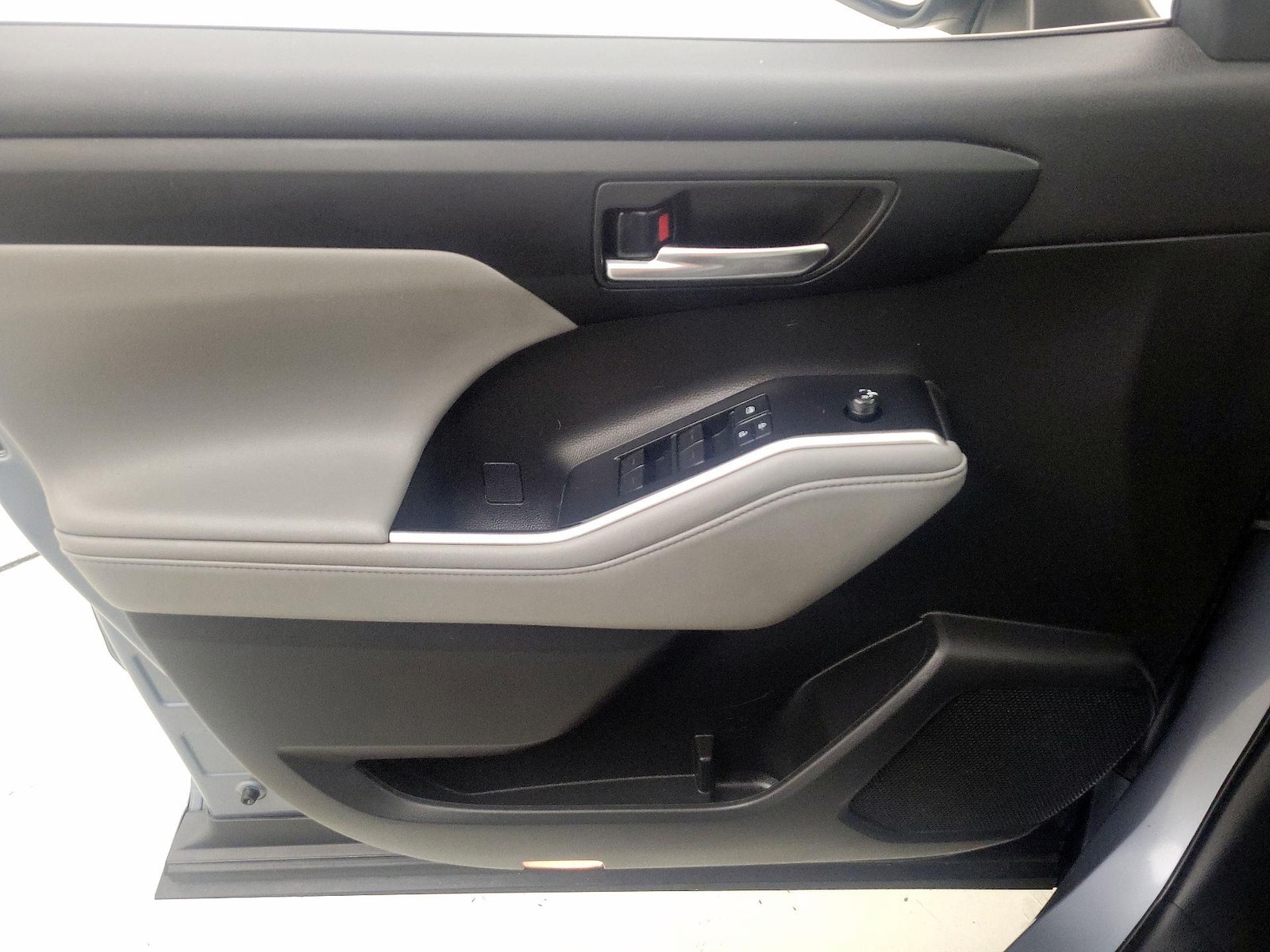 2022 Toyota Highlander XLE - Photo 13