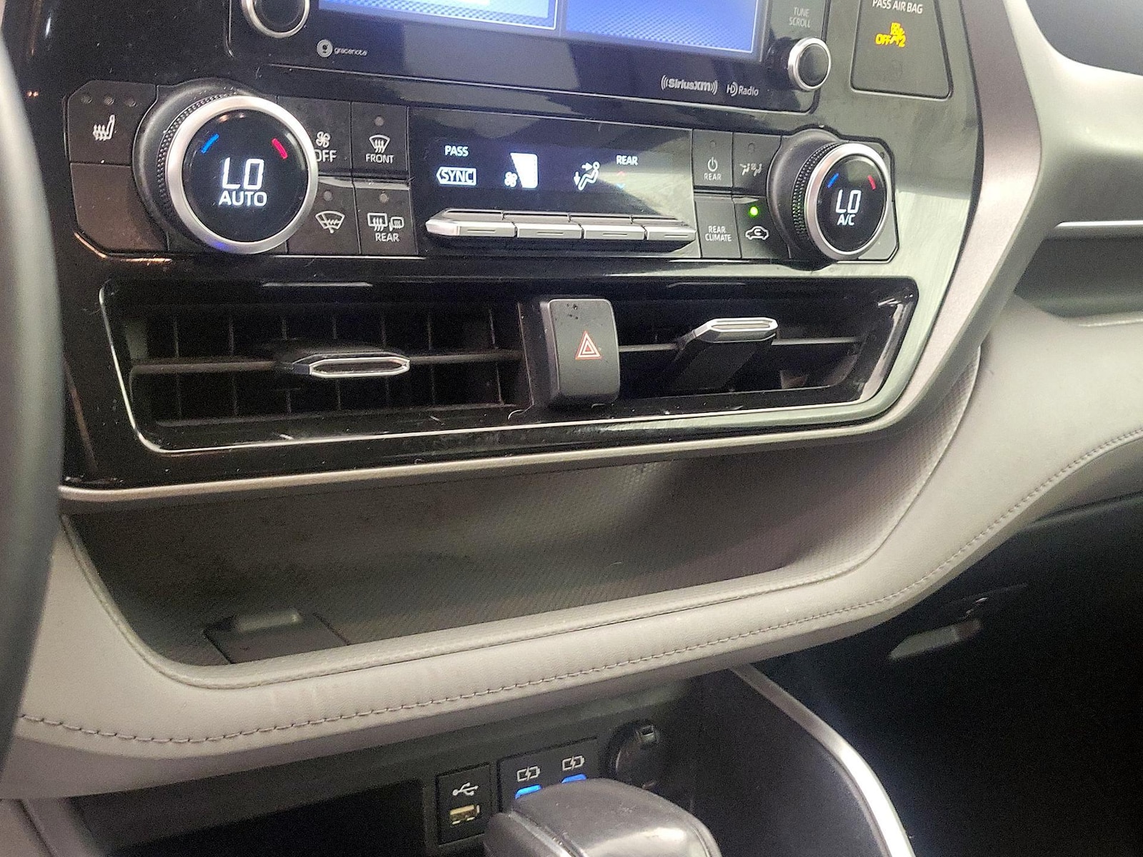 2022 Toyota Highlander XLE - Photo 17