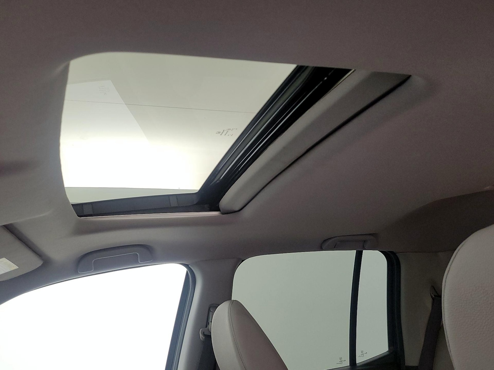 Sunroof(s) & Overhead Airbags