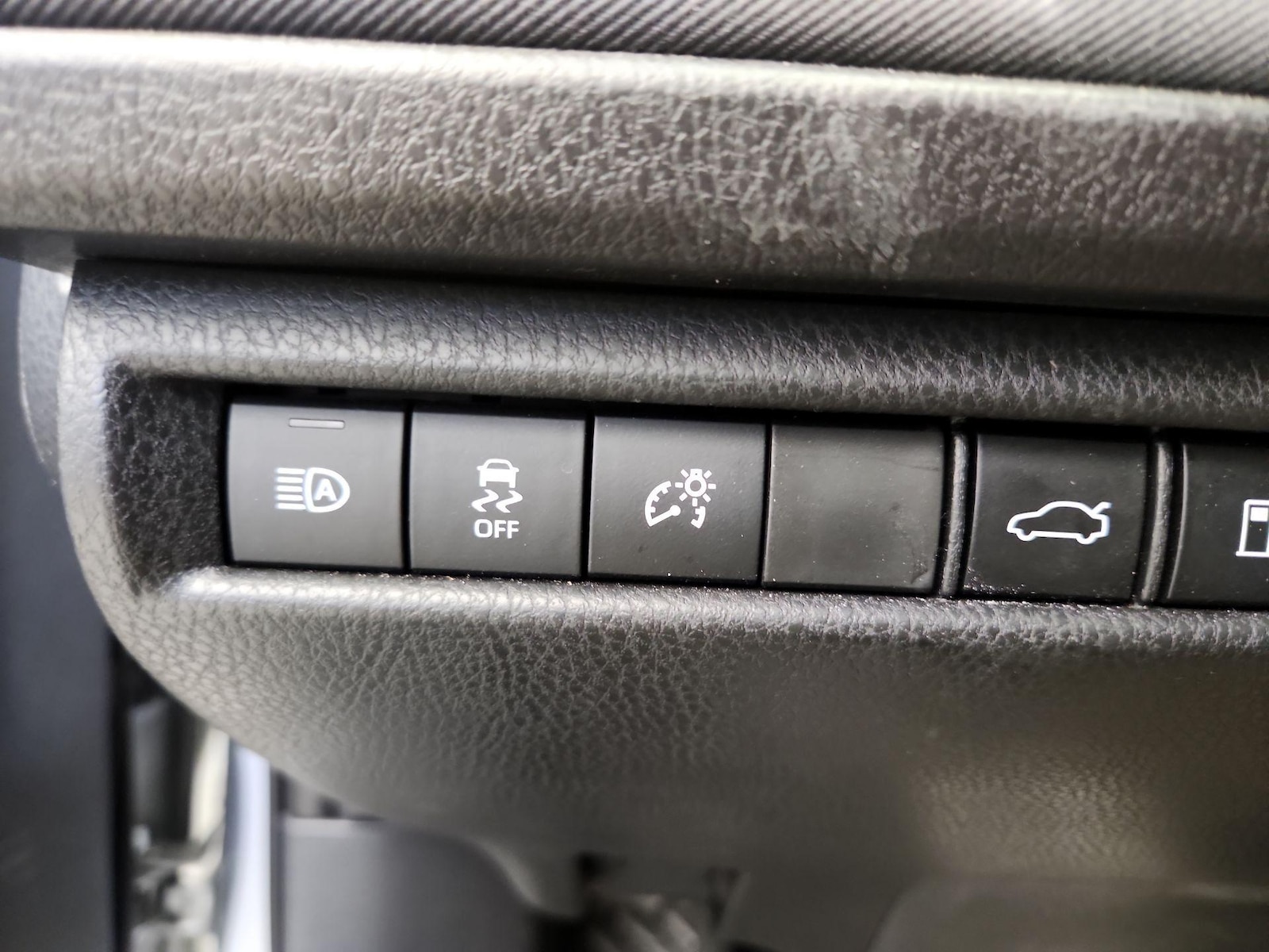 2025 Toyota Camry LE - Photo 14
