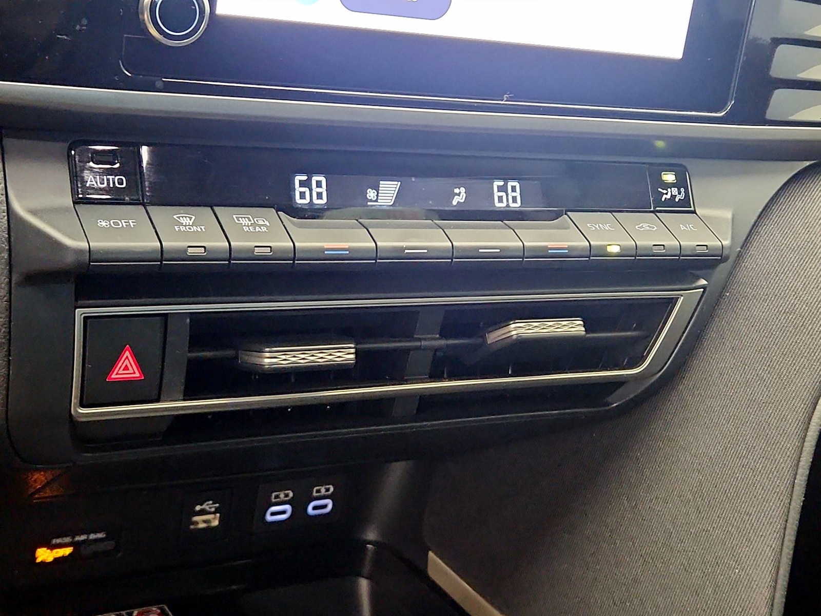 2025 Toyota Camry LE - Photo 17