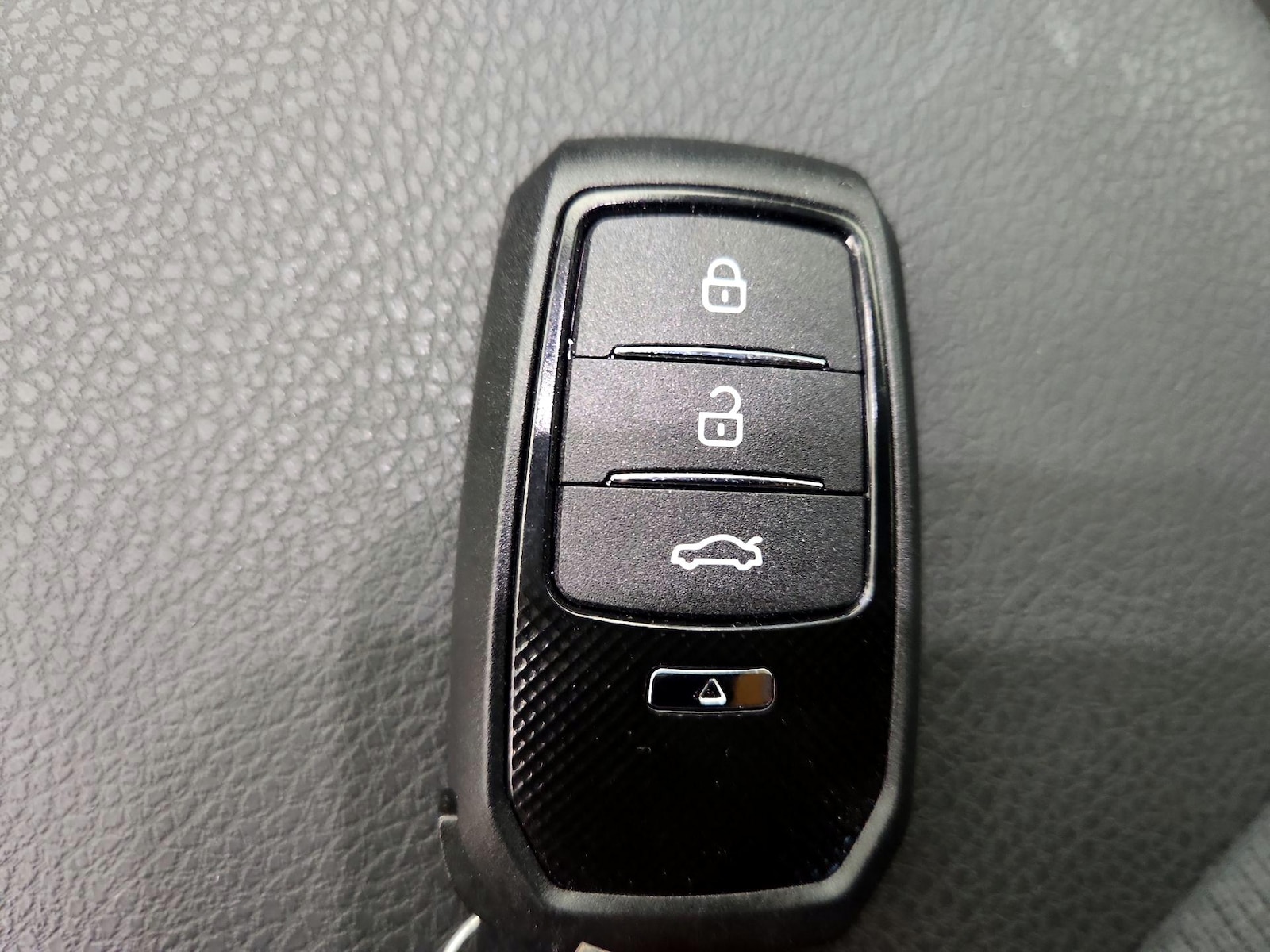 2025 Toyota Camry LE - Photo 22
