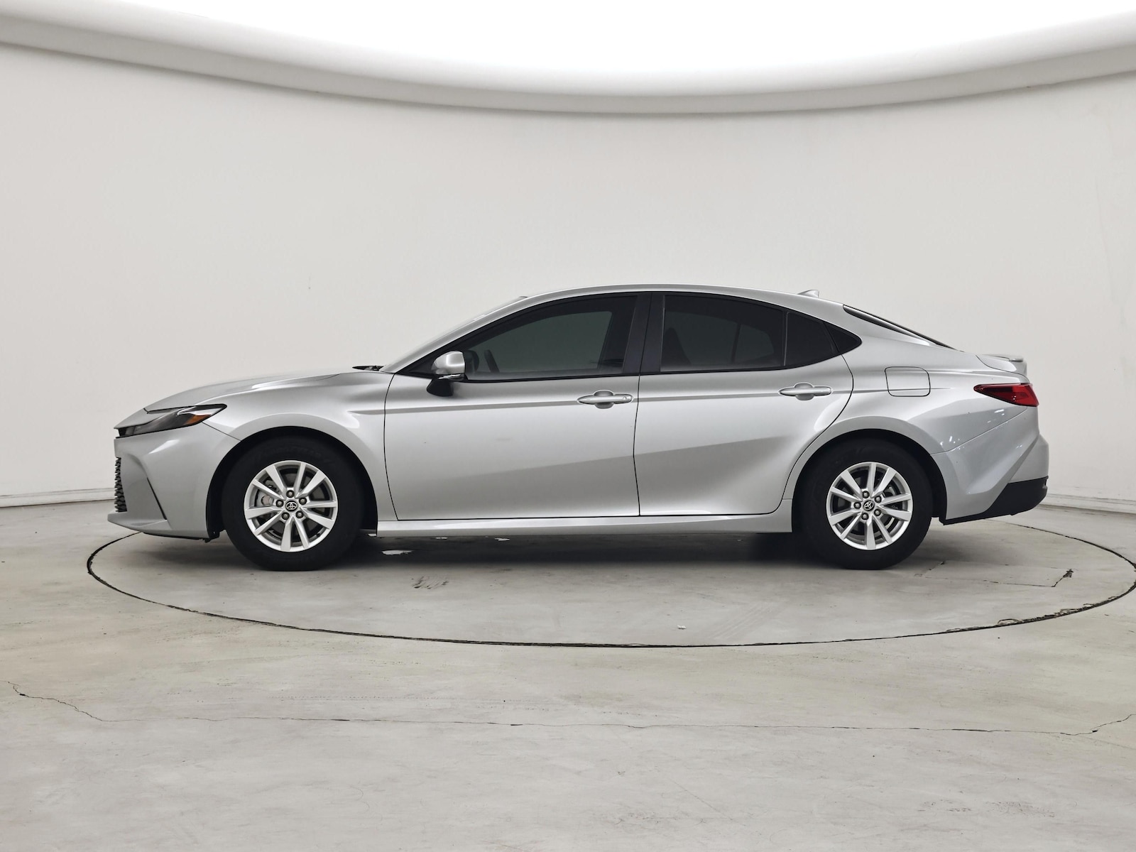 2025 Toyota Camry LE - Photo 4