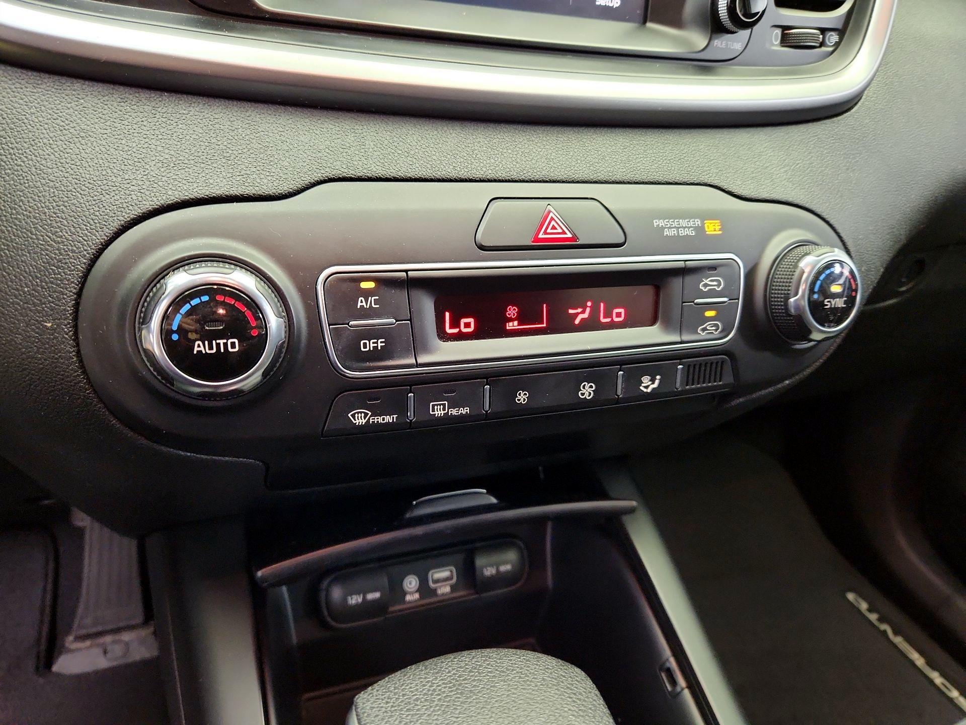 Thumbnail: 2019 Kia Sorento - 16