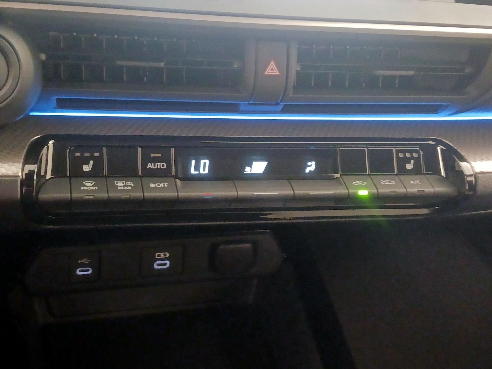 2026 Toyota Prius XLE - Photo 18