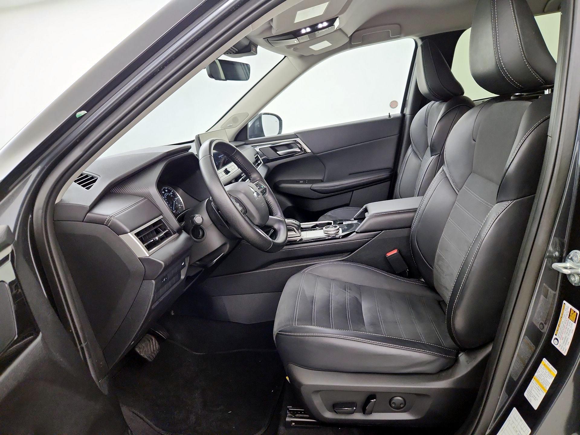 Thumbnail: 2025 Mitsubishi Outlander - 11