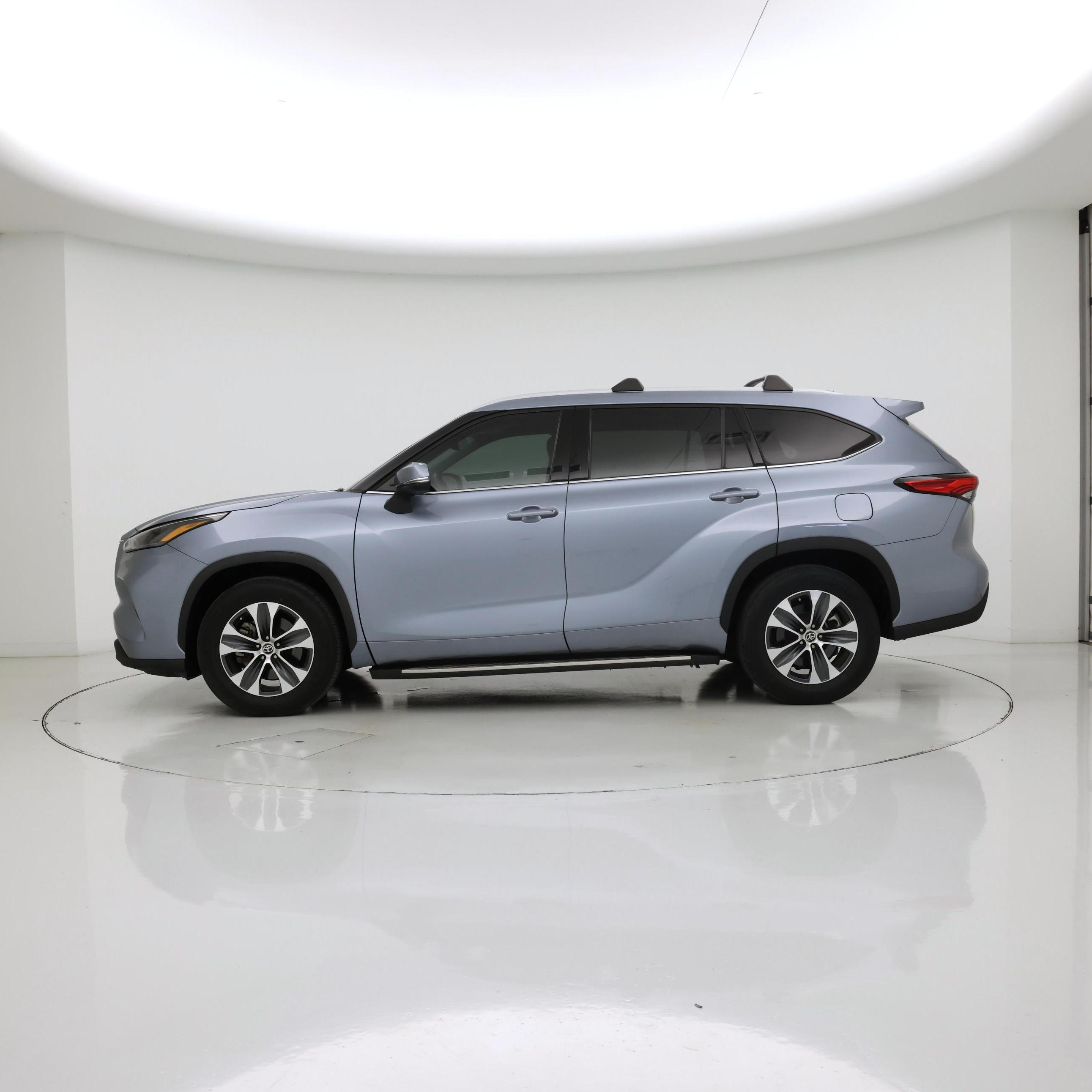 Thumbnail: 2022 Toyota Highlander - 3