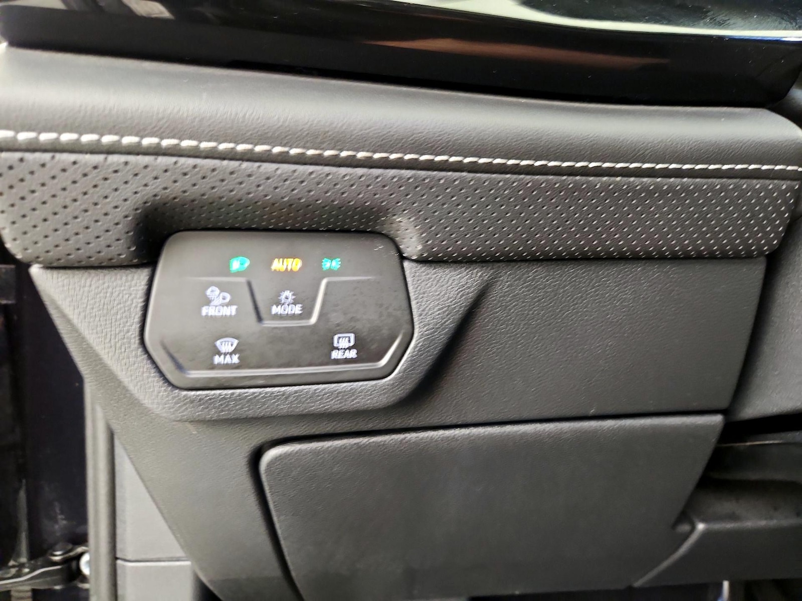 2025 Volkswagen Atlas Cross Sport SE w/Tech - Photo 14