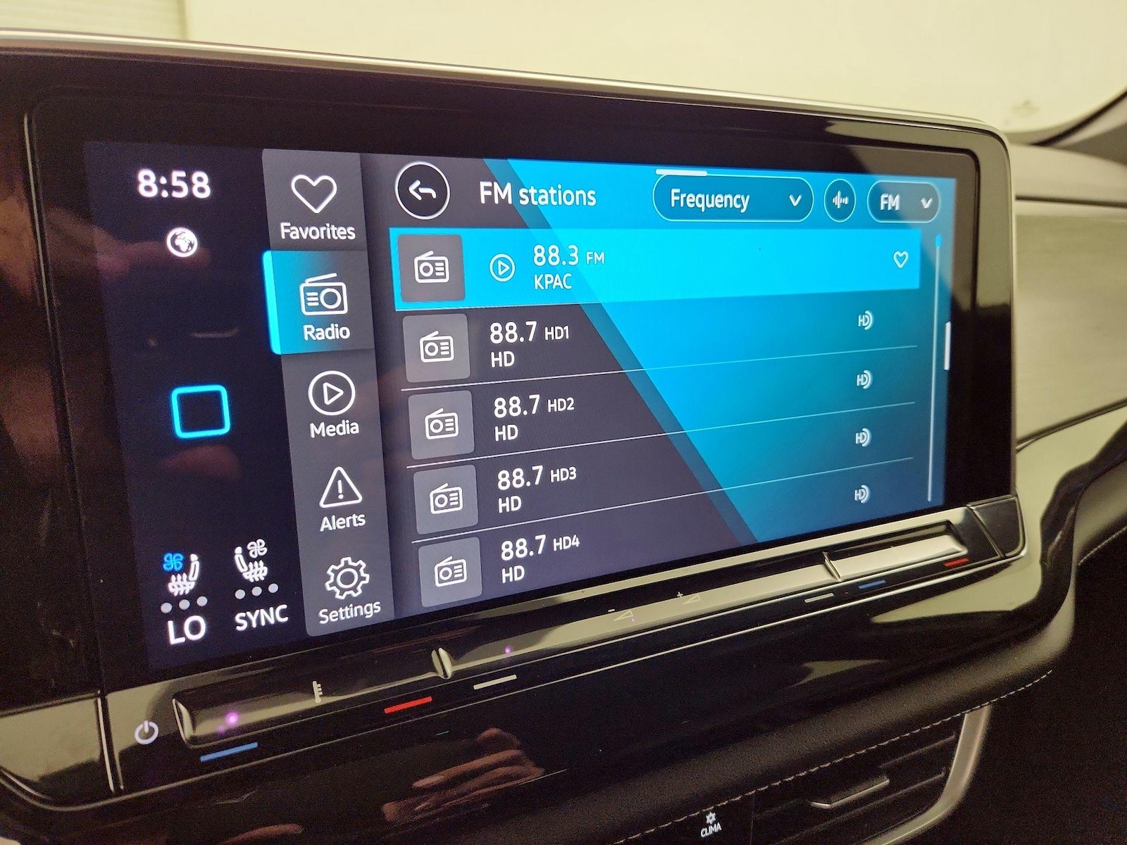 2025 Volkswagen Atlas Cross Sport SE w/Tech - Photo 16