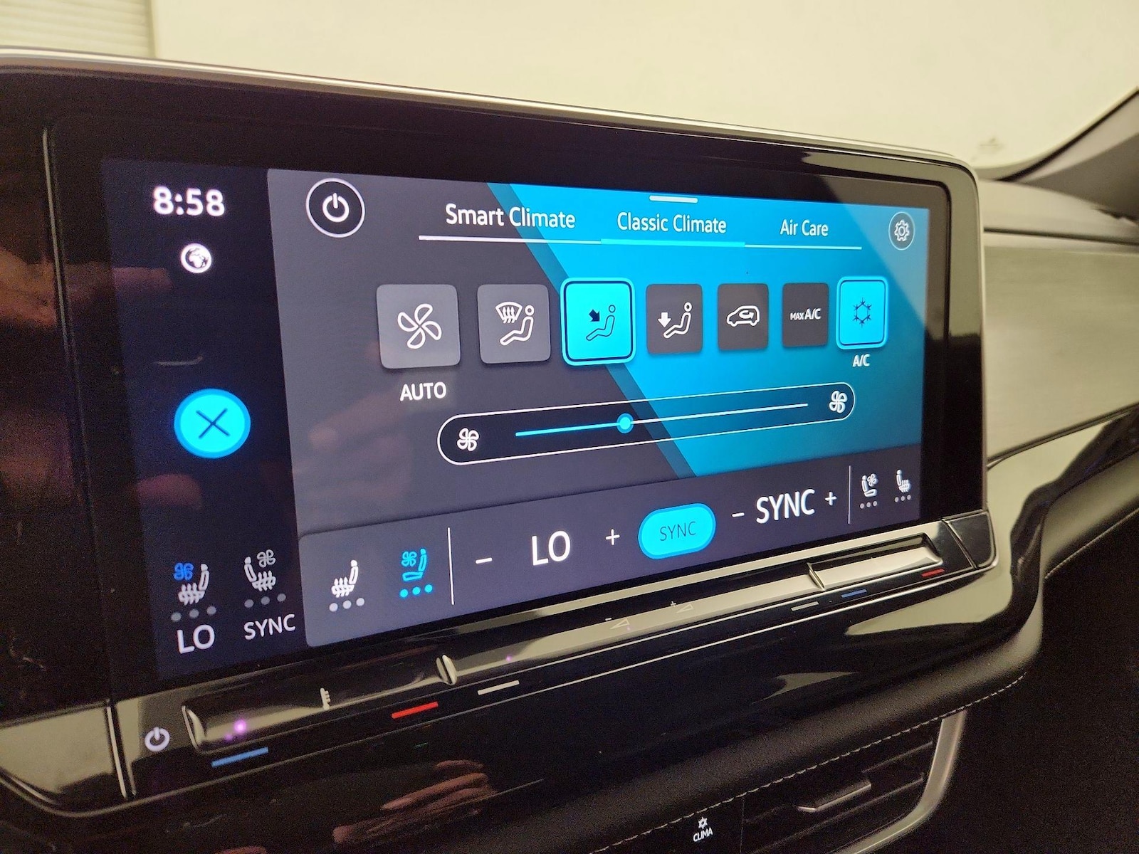 2025 Volkswagen Atlas Cross Sport SE w/Tech - Photo 17