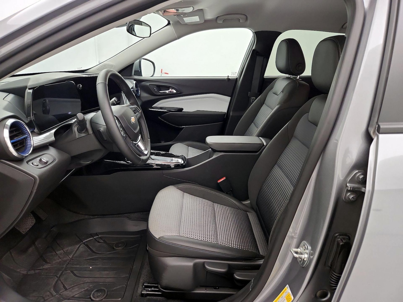 2025 Chevrolet Trax LT - Photo 12