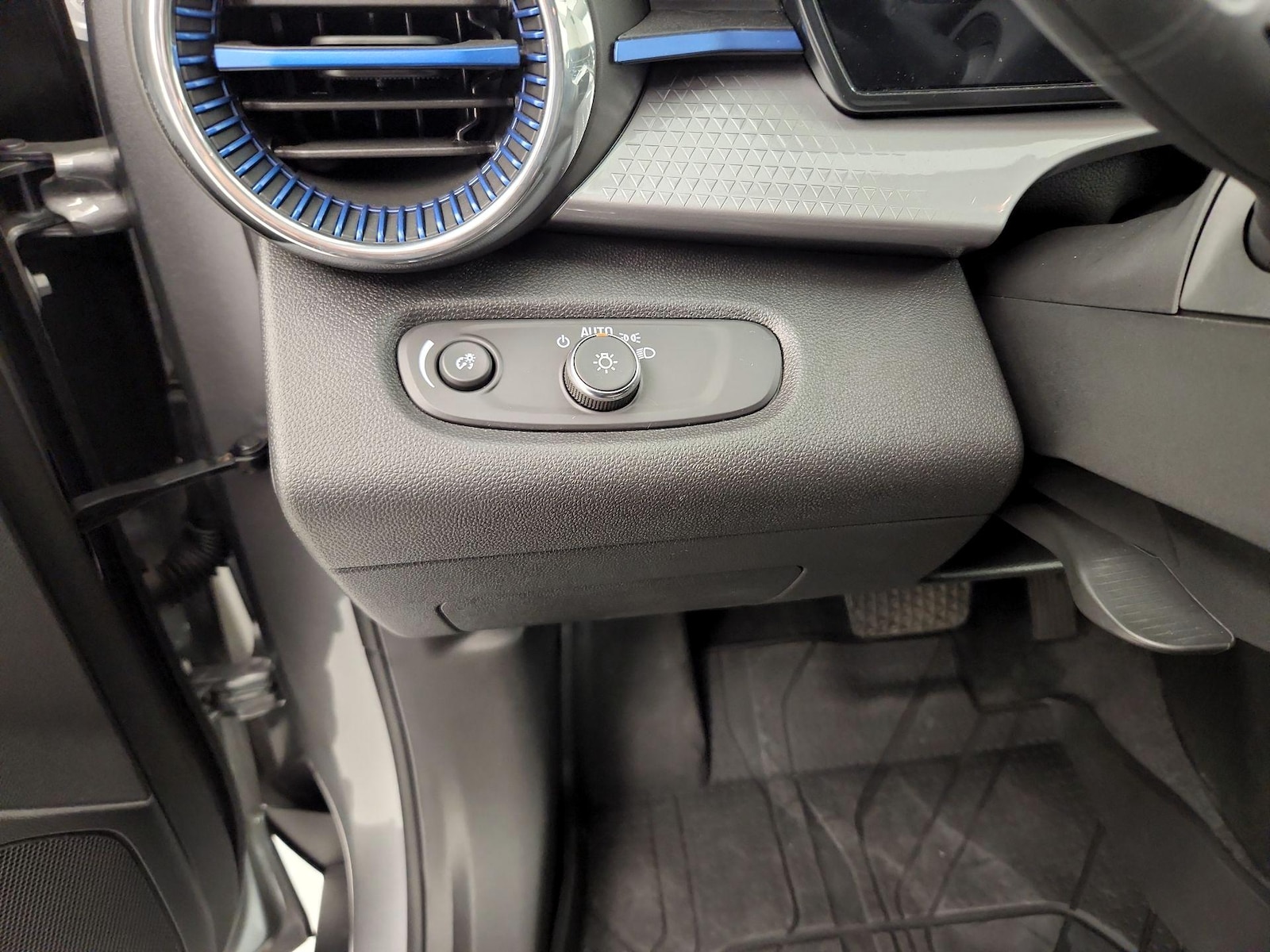 2025 Chevrolet Trax LT - Photo 14