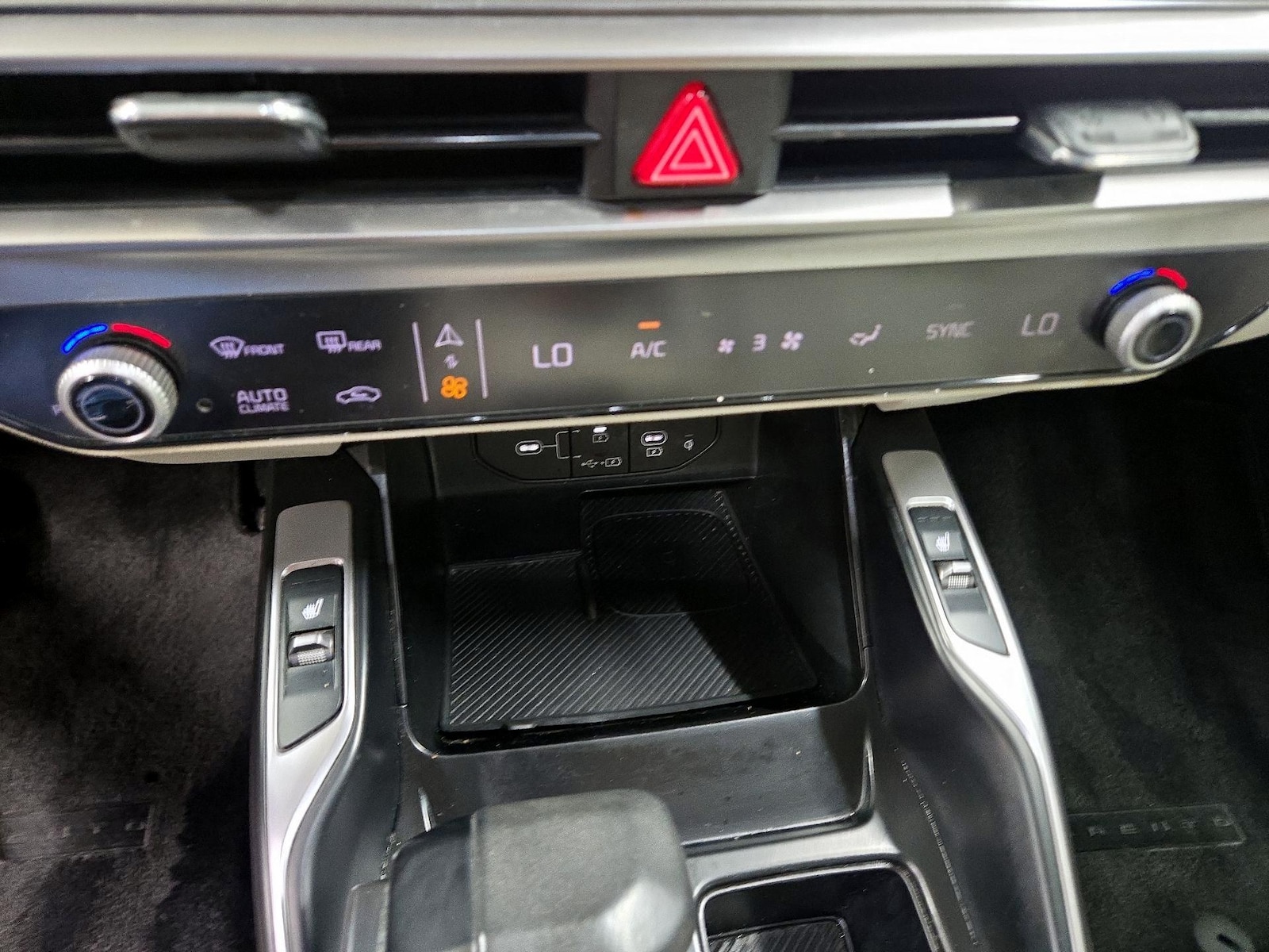 2025 Kia Sorento S - Photo 18