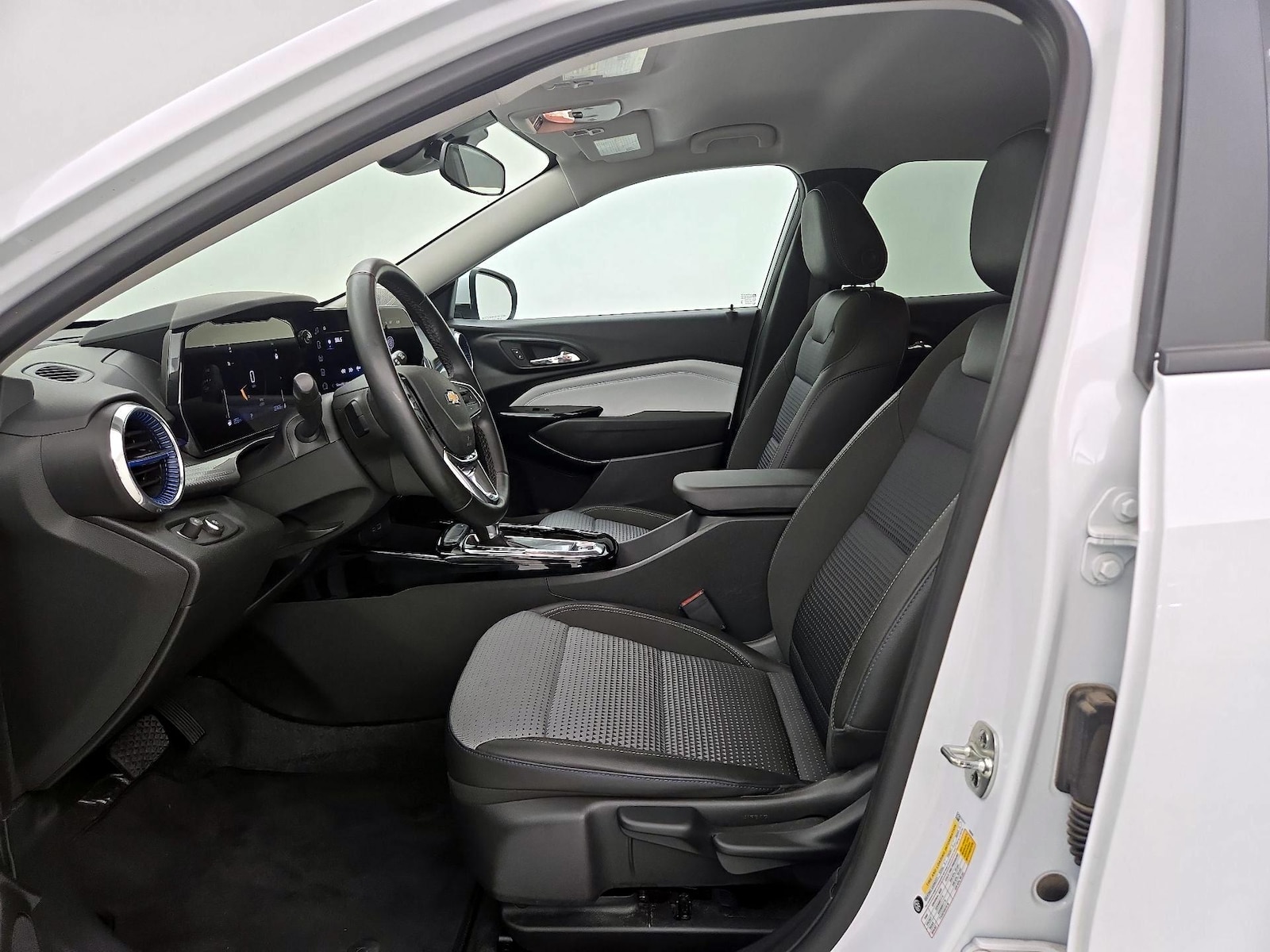 2025 Chevrolet Trax LT - Photo 12