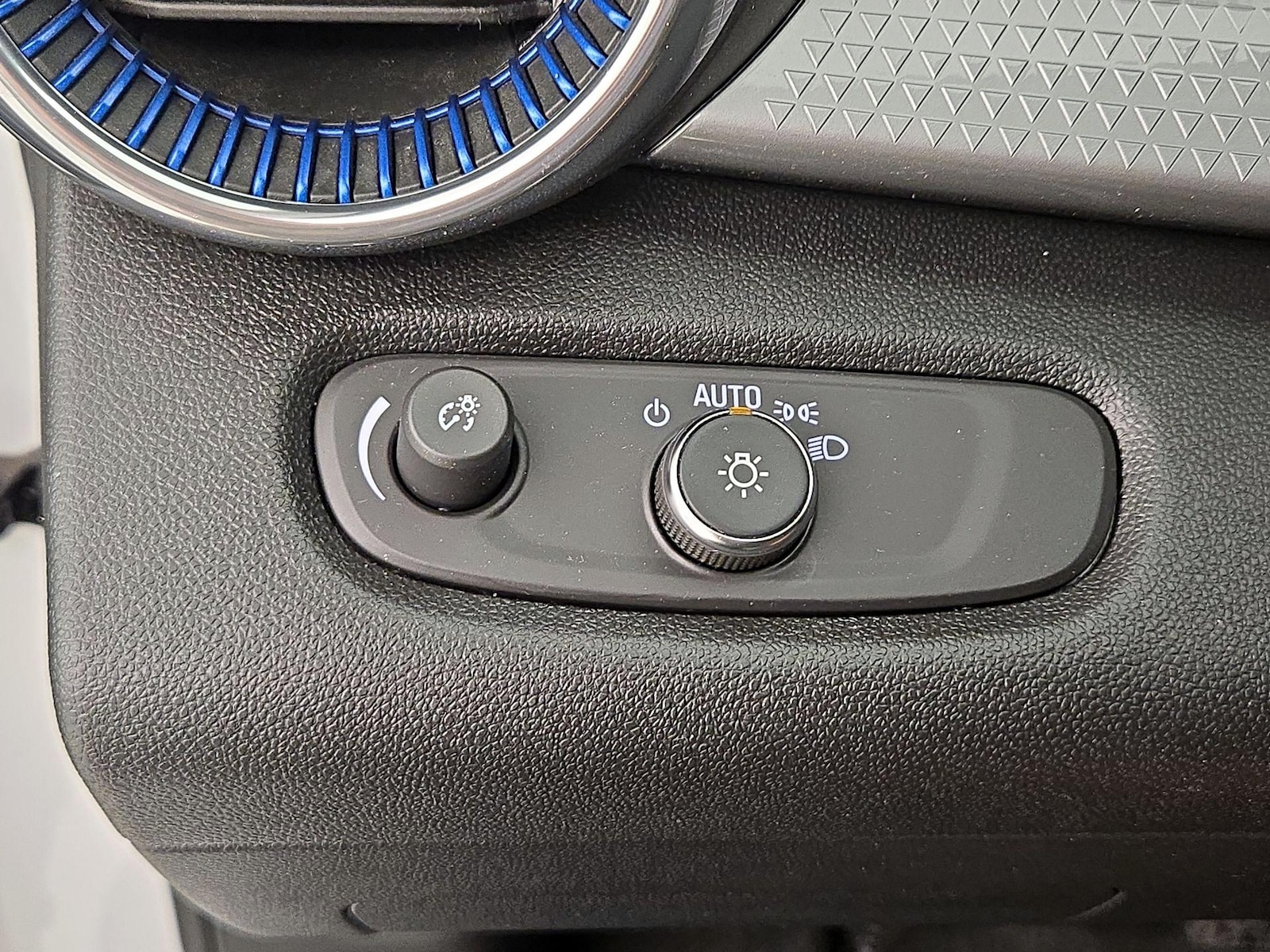 2025 Chevrolet Trax LT - Photo 14