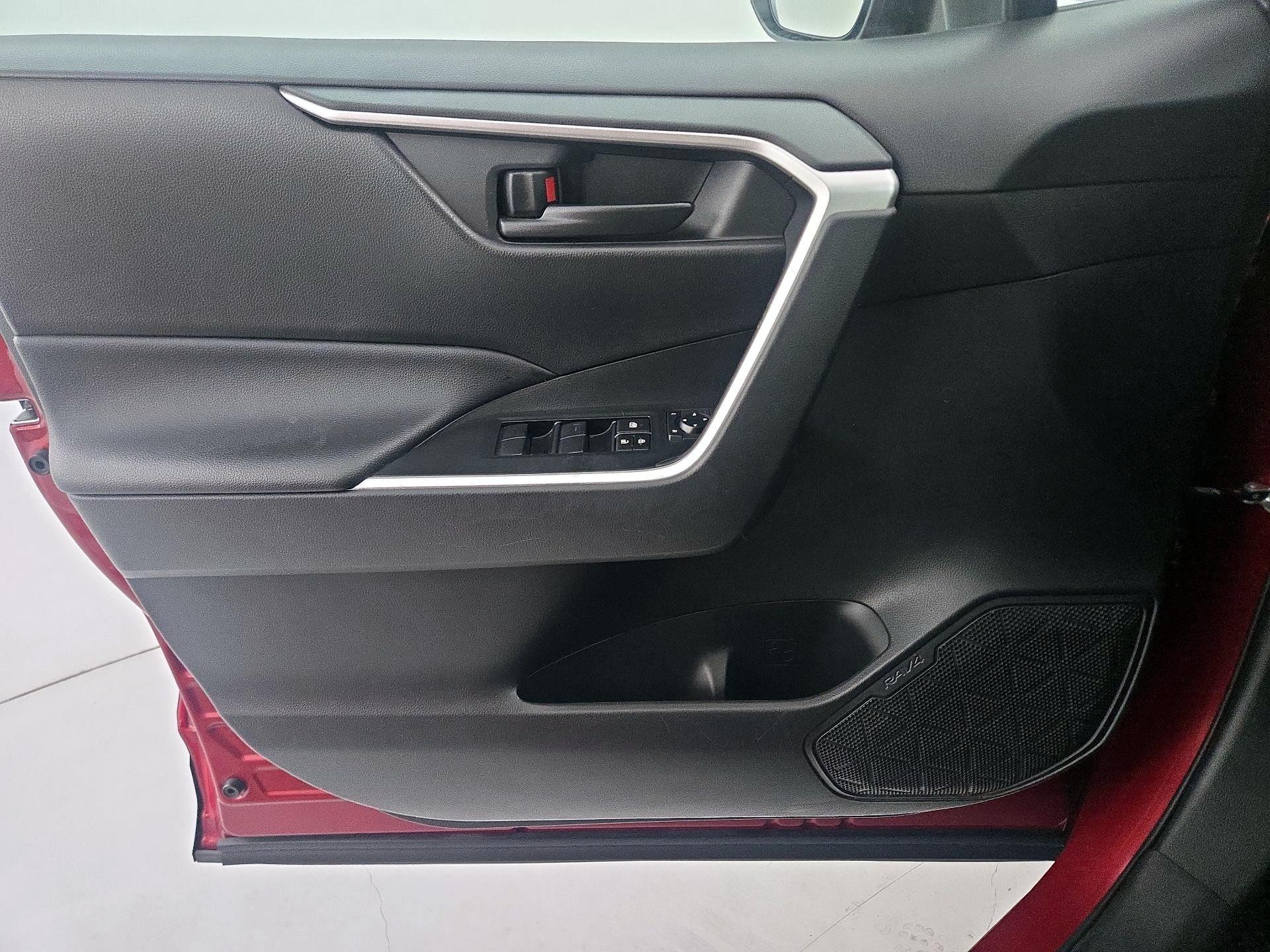 Thumbnail: 2020 Toyota RAV4 - 12