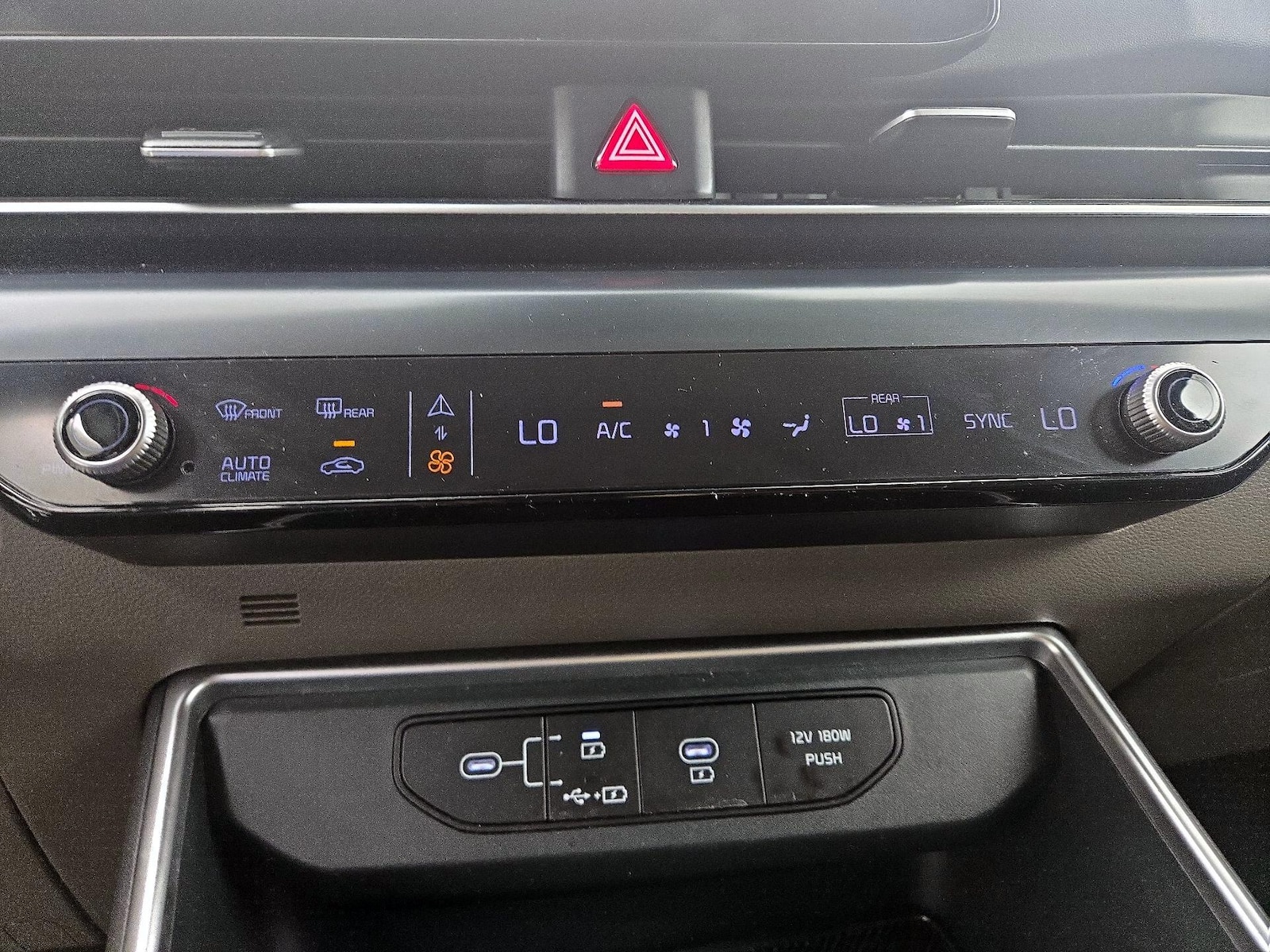 2025 Kia Carnival LXS - Photo 18