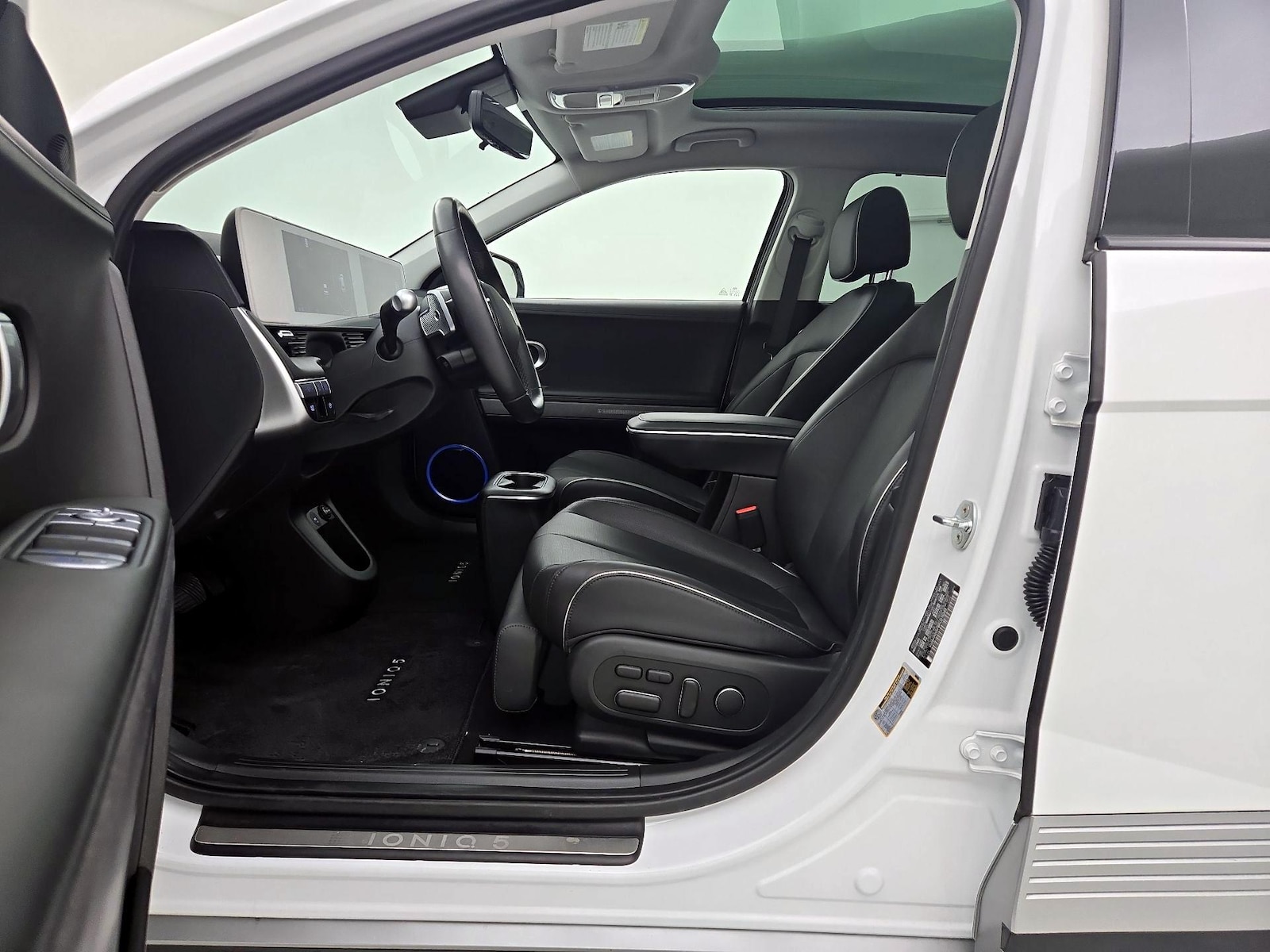 2024 Hyundai IONIQ 5 Limited - Photo 12