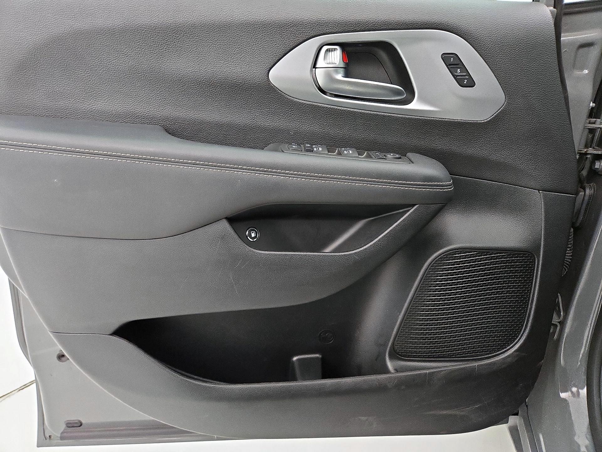 Thumbnail: 2023 Chrysler Pacifica - 12