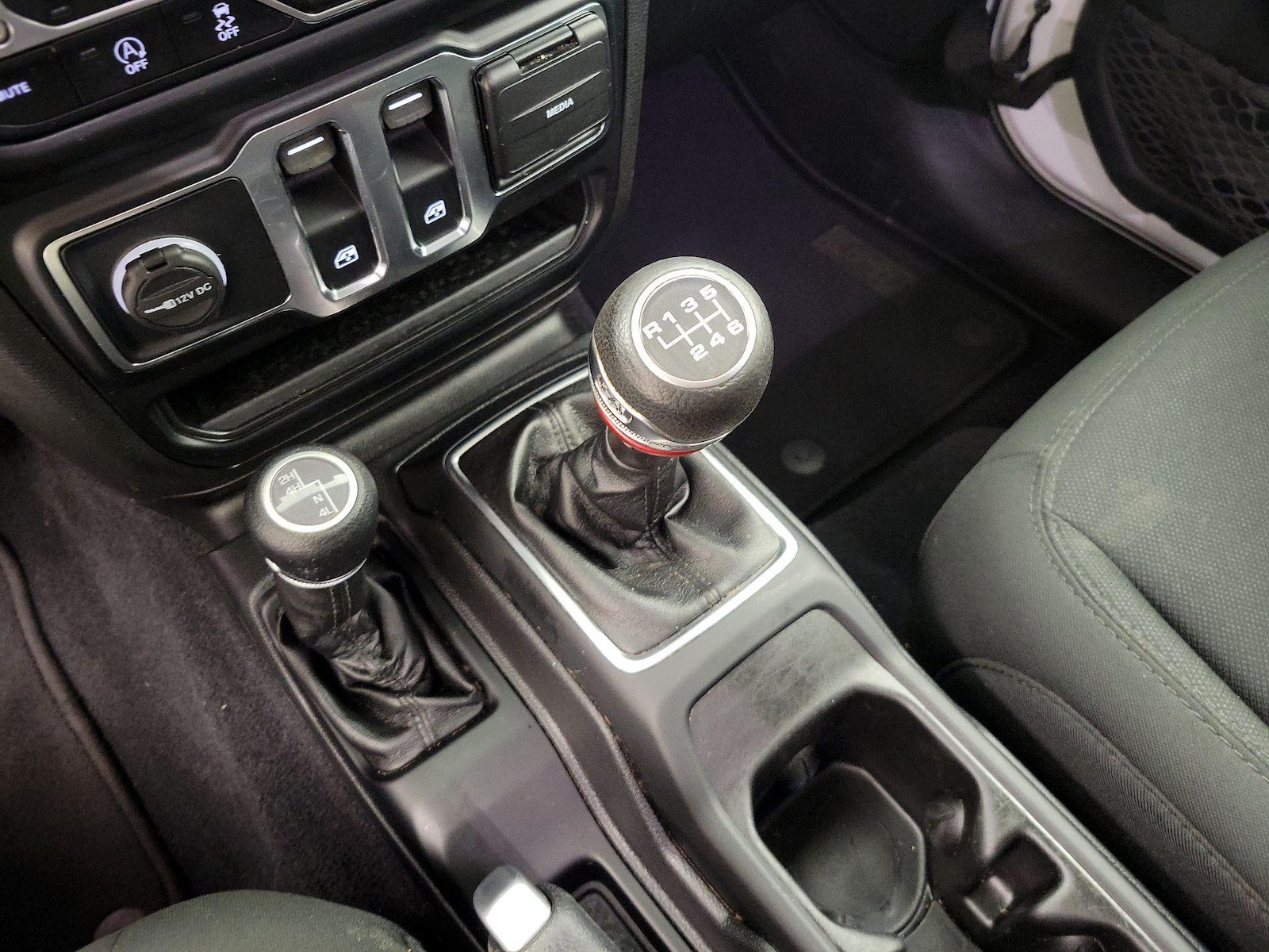 2021 Jeep Wrangler Willys - Photo 18
