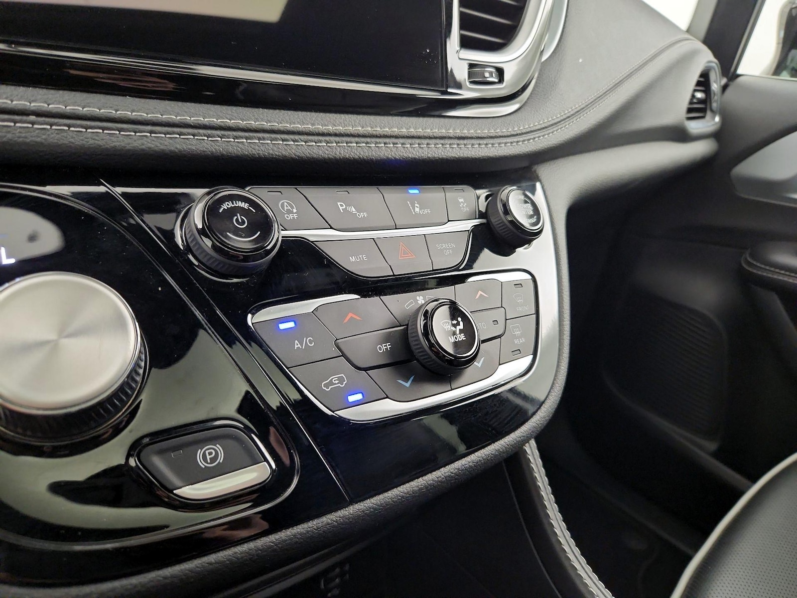 2026 Chrysler Pacifica Limited - Photo 18
