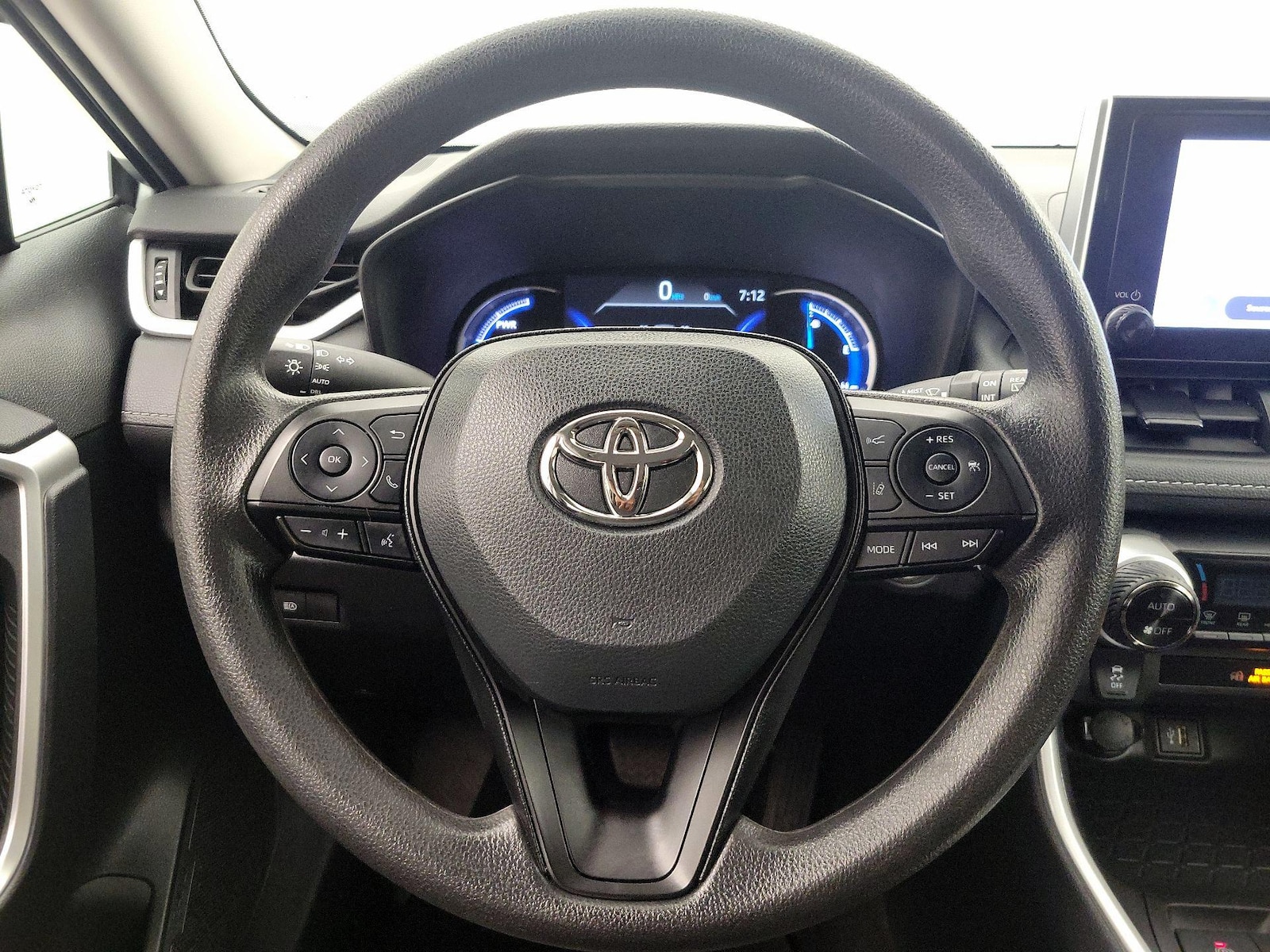 2025 Toyota RAV4 XLE - Photo 11