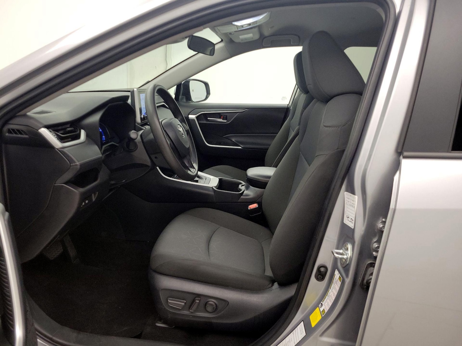 2025 Toyota RAV4 XLE - Photo 12