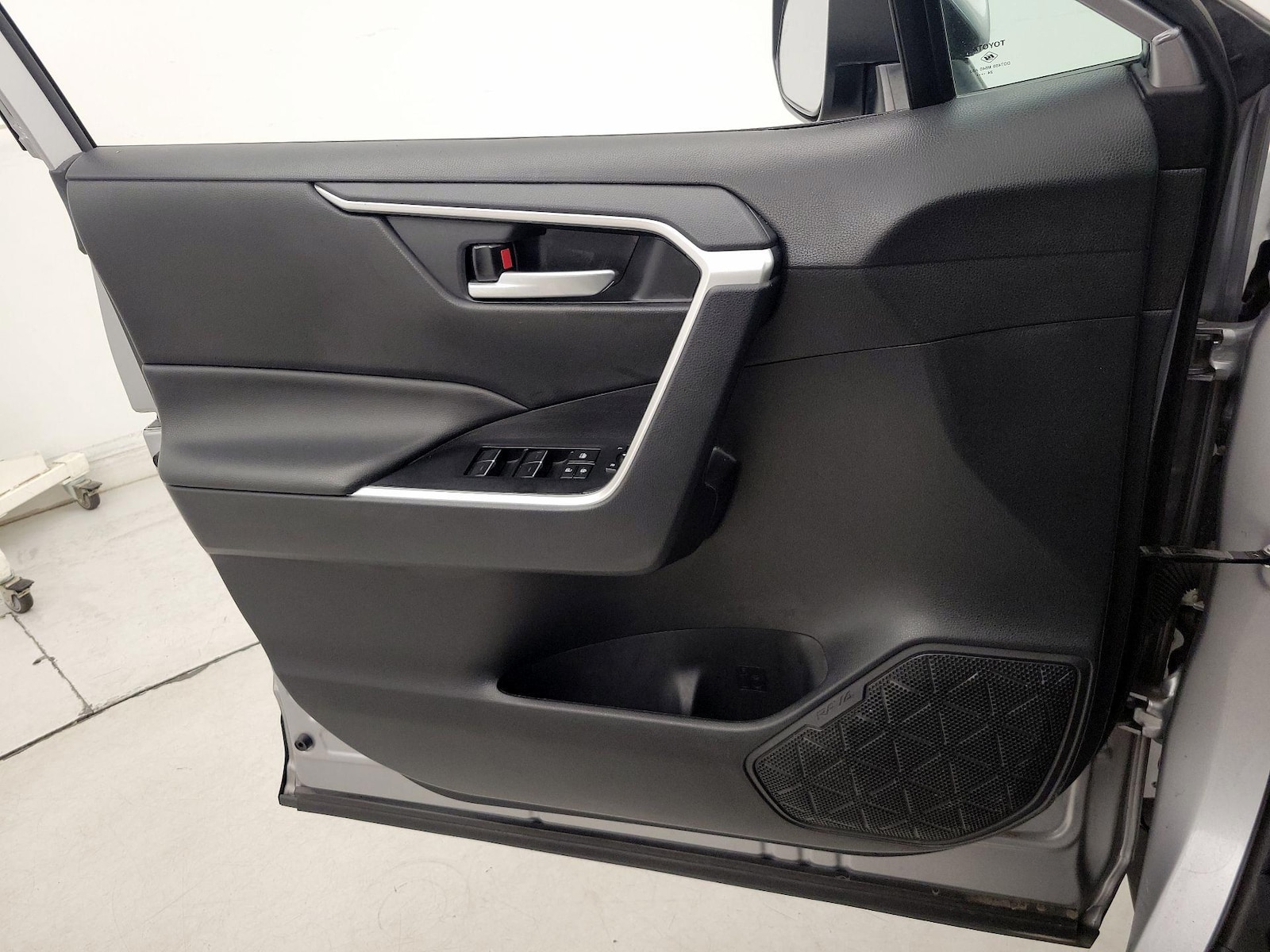 2025 Toyota RAV4 XLE - Photo 13